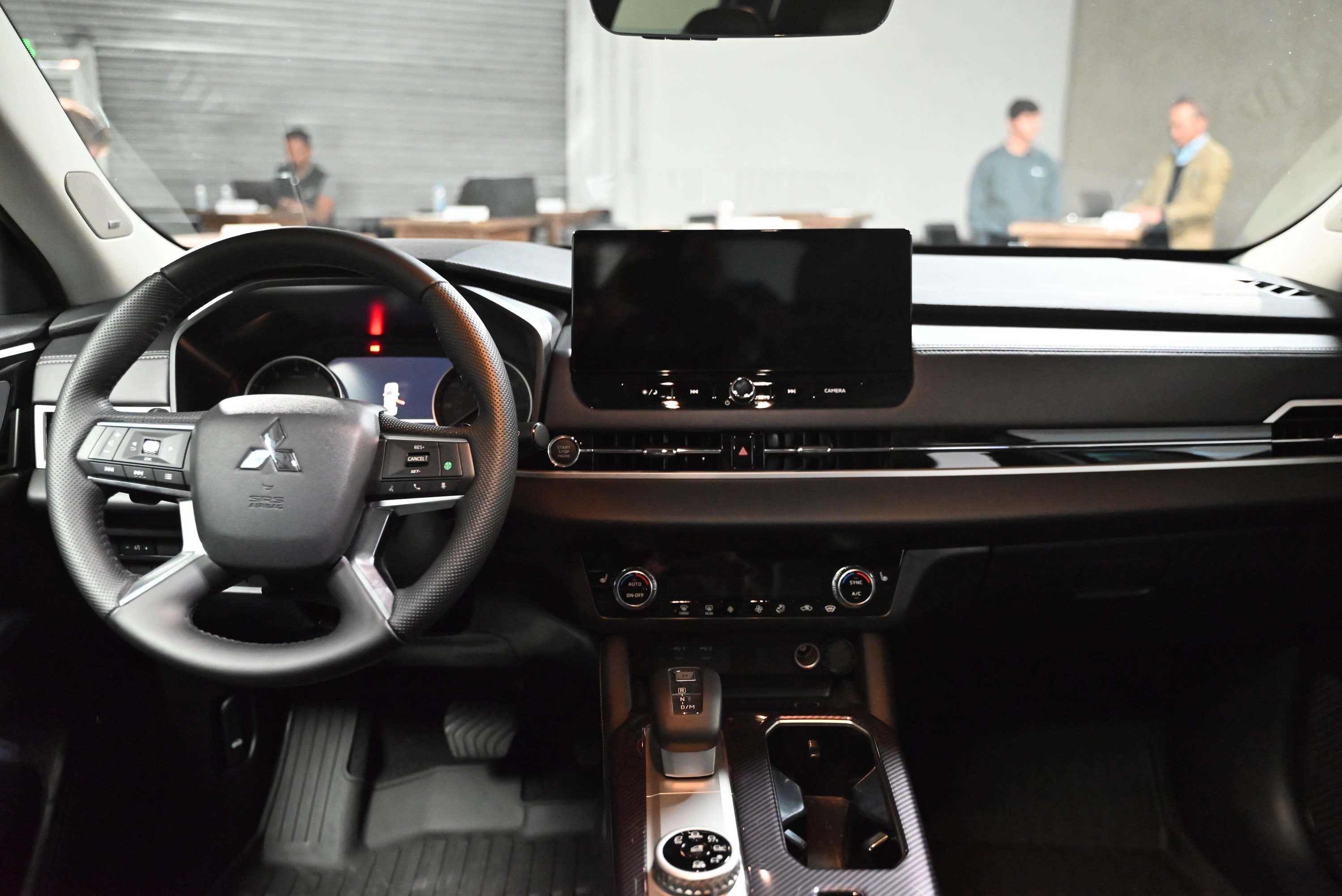 mitsubishi flexes 2025 outlander trail edition in an la photo studio looks ready for mud10