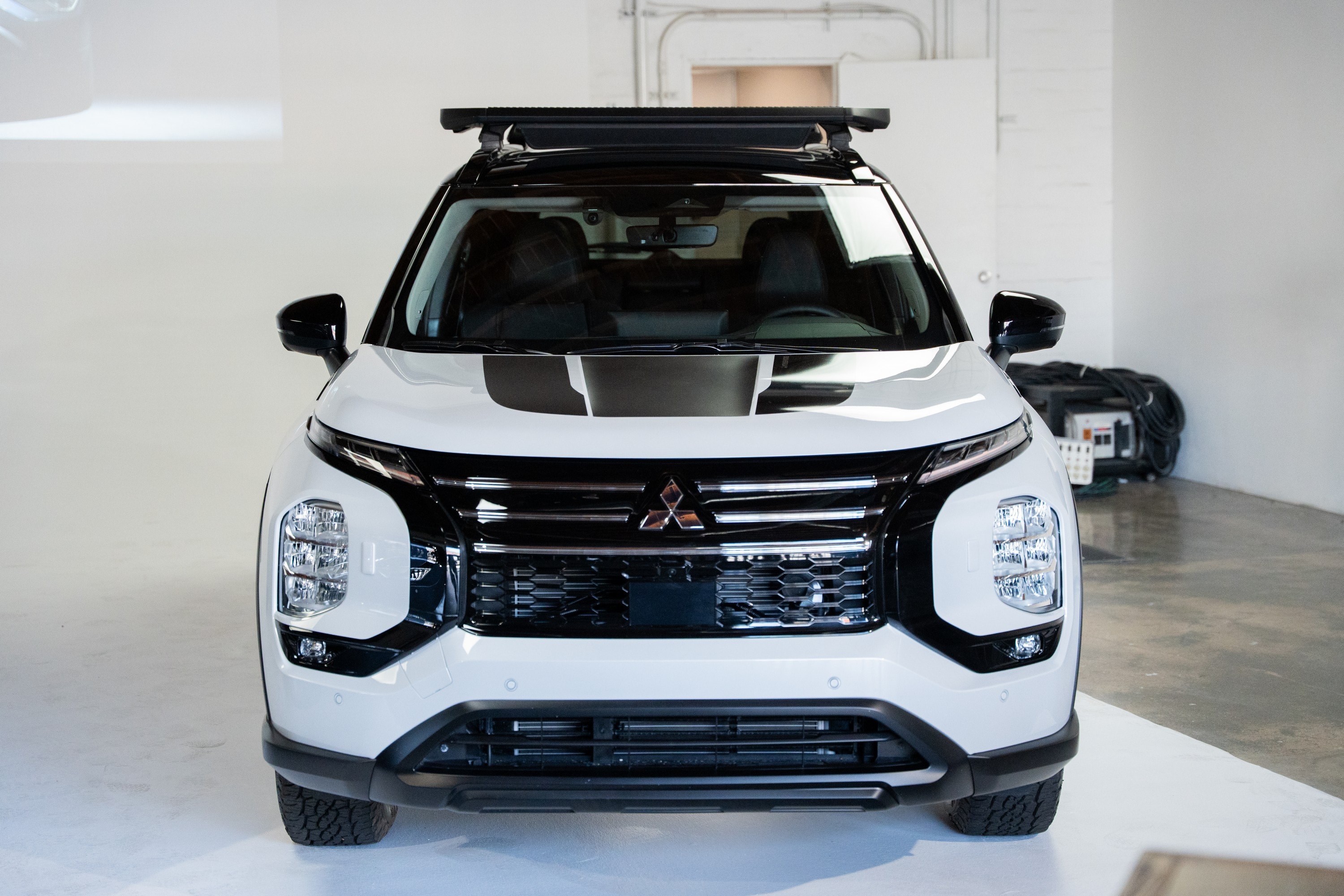 mitsubishi flexes 2025 outlander trail edition in an la photo studio looks ready for mud38