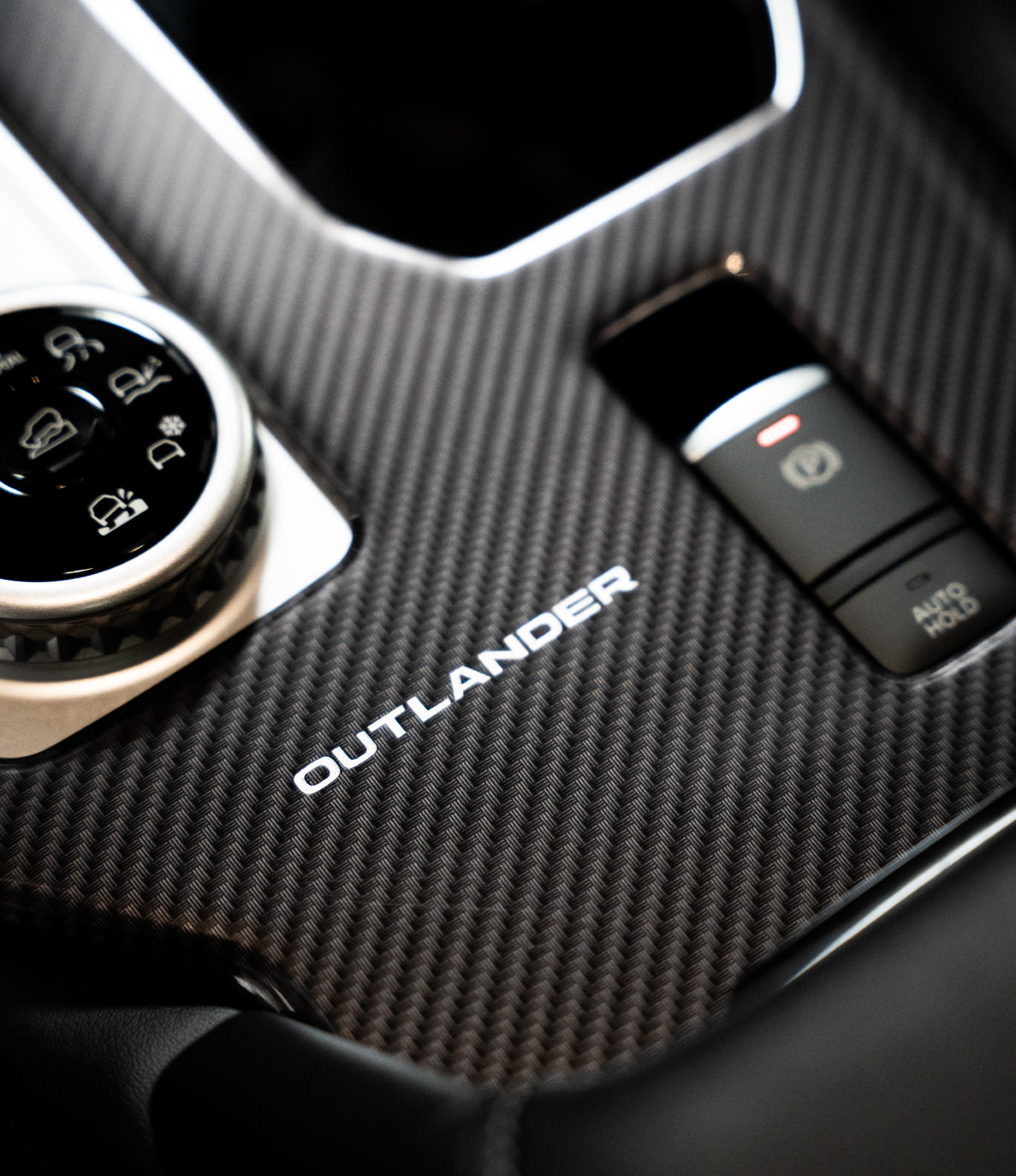 mitsubishi flexes 2025 outlander trail edition in an la photo studio looks ready for mud39