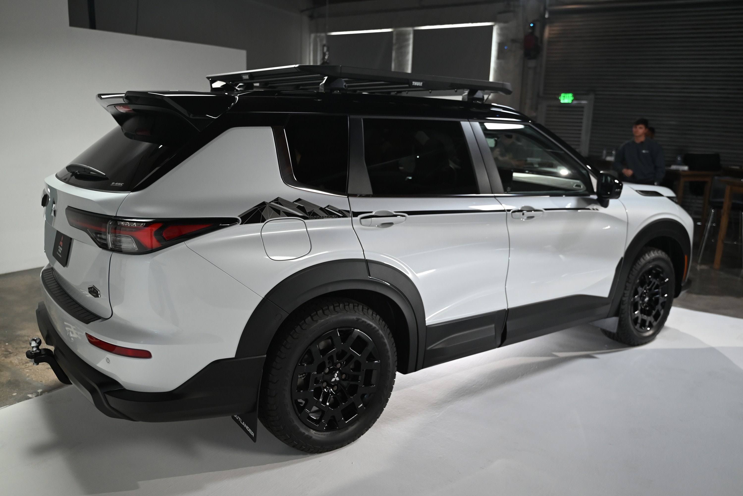 mitsubishi flexes 2025 outlander trail edition in an la photo studio looks ready for mud4