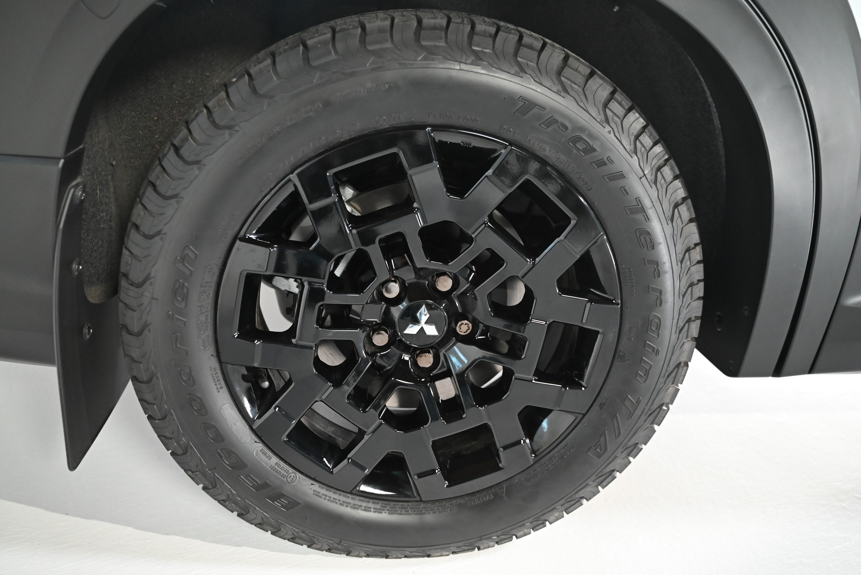 mitsubishi flexes 2025 outlander trail edition in an la photo studio looks ready for mud5