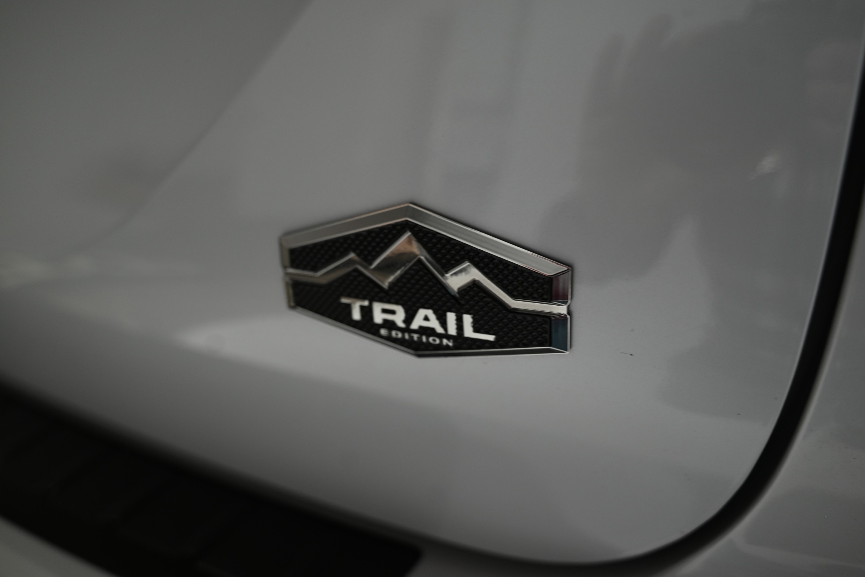 mitsubishi flexes 2025 outlander trail edition in an la photo studio looks ready for mud6