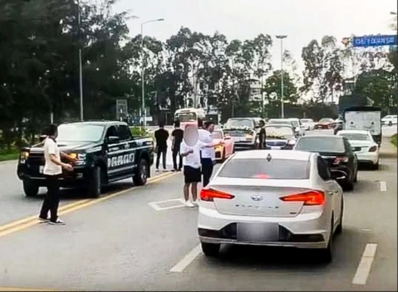 'Giang hồ mạng' xứ tỷ dân dàn hơn 20 xe sang chặn kín cao tốc chỉ để... quay 'tóp tóp' - Ảnh 6. 'Giang hồ mạng' xứ tỷ dân dàn hơn 20 xe sang chặn kín cao tốc chỉ để... quay 'tóp tóp' - Ảnh 6.