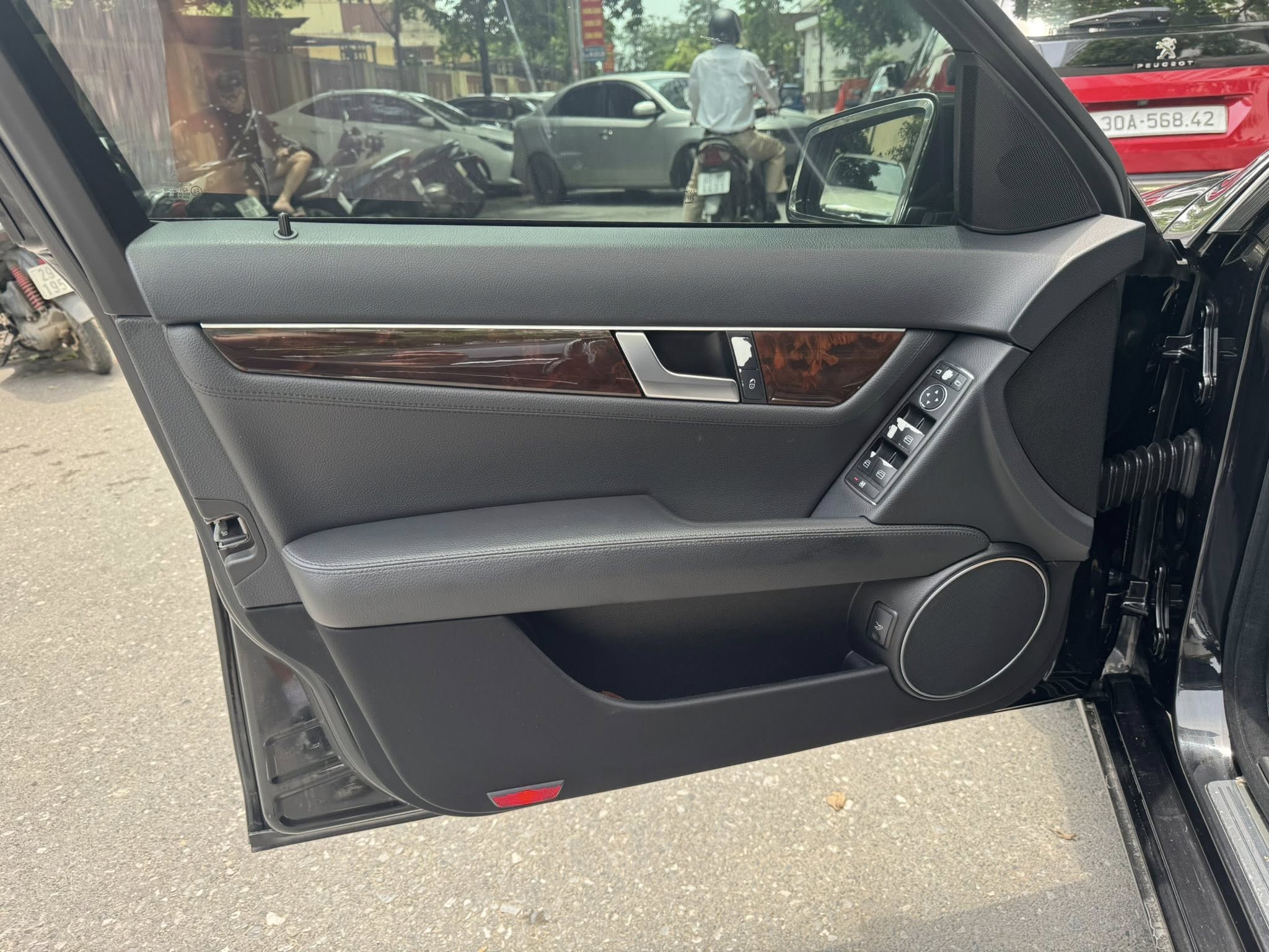 Rao chiếc Mercedes-Benz này chỉ hơn 200 triệu, người bán khẳng định: Xe 'không có gì để chê, zin cả xe'- Ảnh 13.