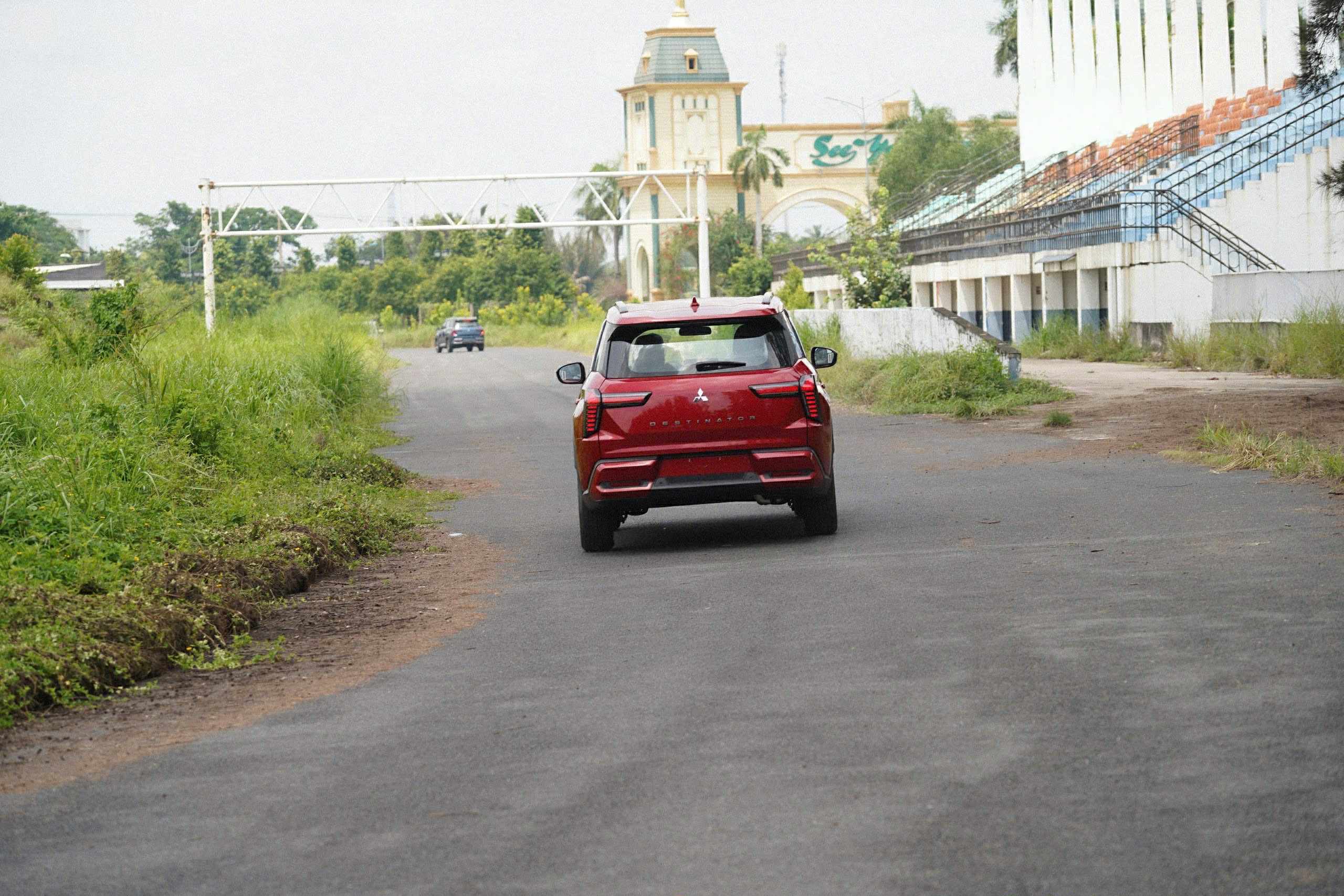 mitsubishi destinator o viet nam 6