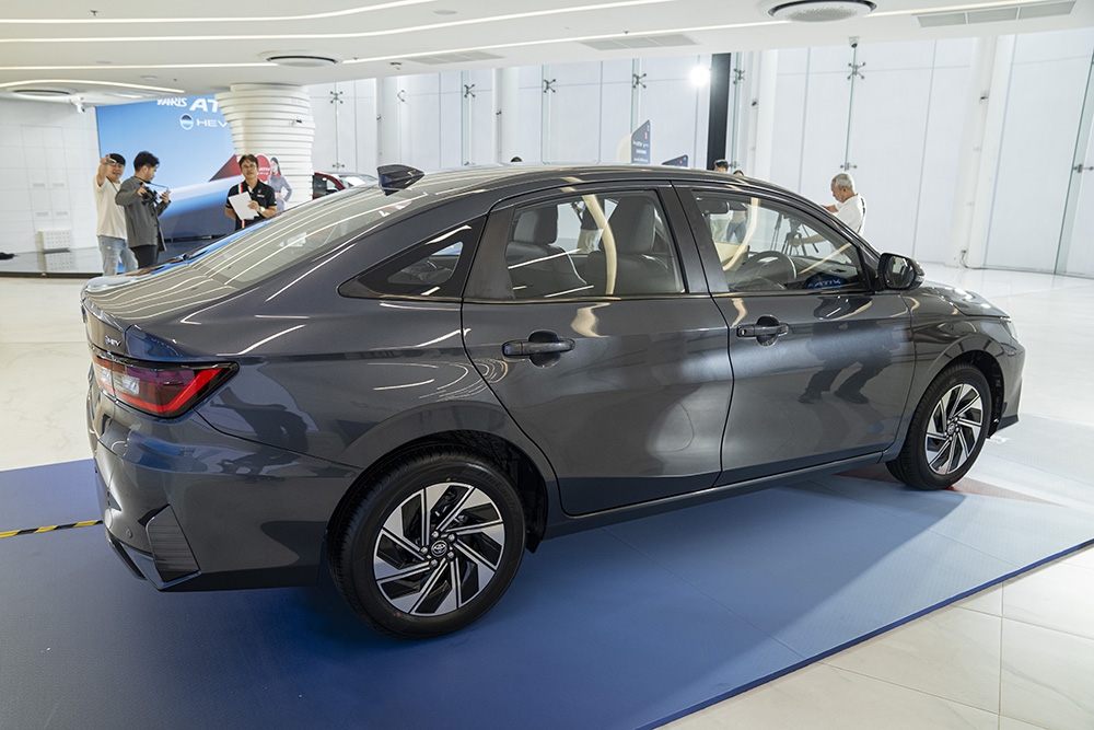 toyota vios hev premium 4