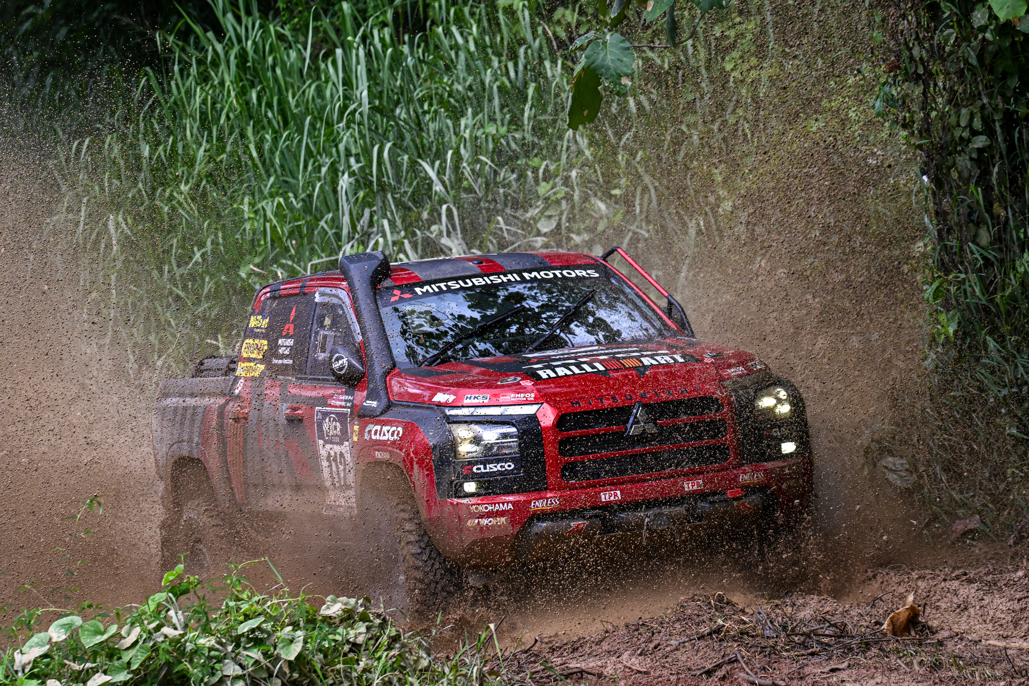 mitsubishi triton chien thang axcr 2025 2