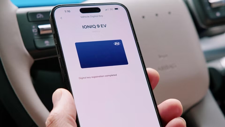 xe hyundai mo cua bang dien thoai 2