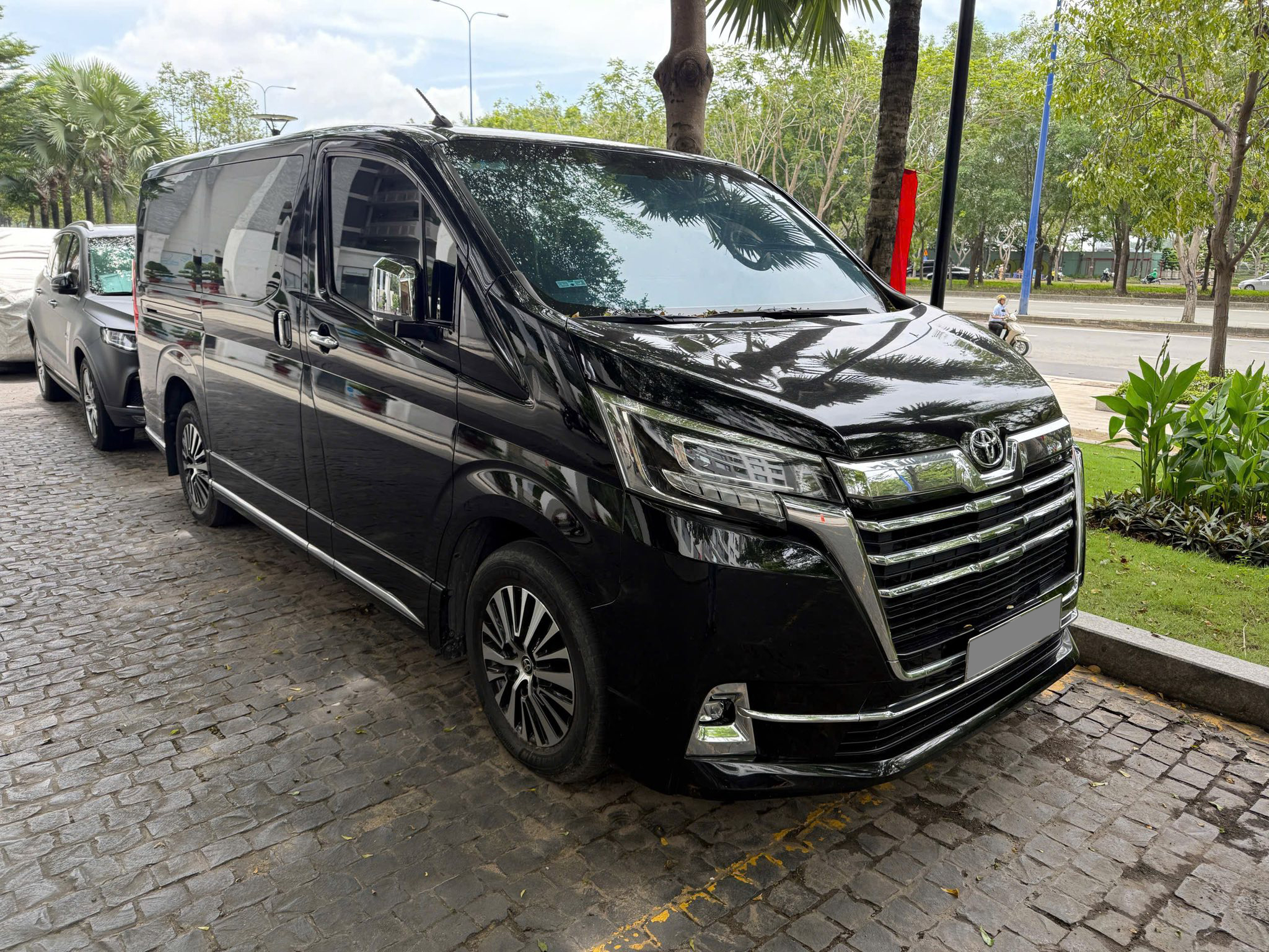 Chiếc Toyota đã qua sử dụng này phù hợp với gia đình 9 người: Nhập Nhật, máy dầu, rộng hơn Kia Carnival, giá rao đắt hơn Mercedes GLC 300- Ảnh 2. Chiếc Toyota đã qua sử dụng này phù hợp với gia đình 9 người: Nhập Nhật, máy dầu, rộng hơn Kia Carnival, giá rao đắt hơn Mercedes GLC 300- Ảnh 2.
