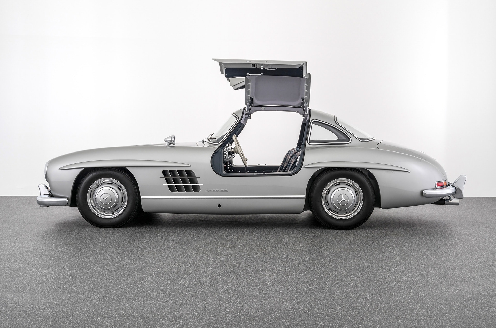 Mercedes-Benz 300 SL triệu đô bất ngờ xuất hiện tại Việt Nam, CĐM lập tức gọi tên một người xứng đáng làm chủ nhân siêu phẩm- Ảnh 15. Mercedes-Benz 300 SL triệu đô bất ngờ xuất hiện tại Việt Nam, CĐM lập tức gọi tên một người xứng đáng làm chủ nhân siêu phẩm- Ảnh 15.