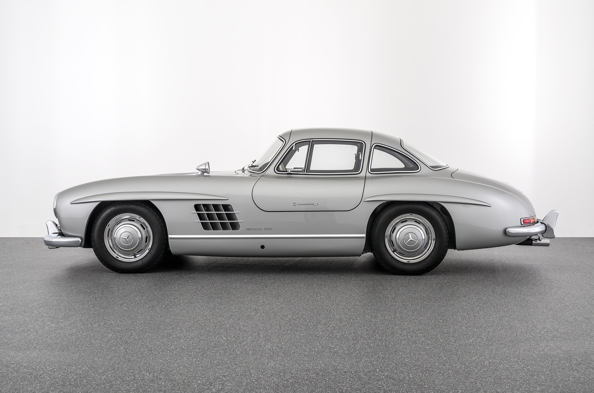 Mercedes-Benz 300 SL triệu đô bất ngờ xuất hiện tại Việt Nam, CĐM lập tức gọi tên một người xứng đáng làm chủ nhân siêu phẩm- Ảnh 14. Mercedes-Benz 300 SL triệu đô bất ngờ xuất hiện tại Việt Nam, CĐM lập tức gọi tên một người xứng đáng làm chủ nhân siêu phẩm- Ảnh 14.