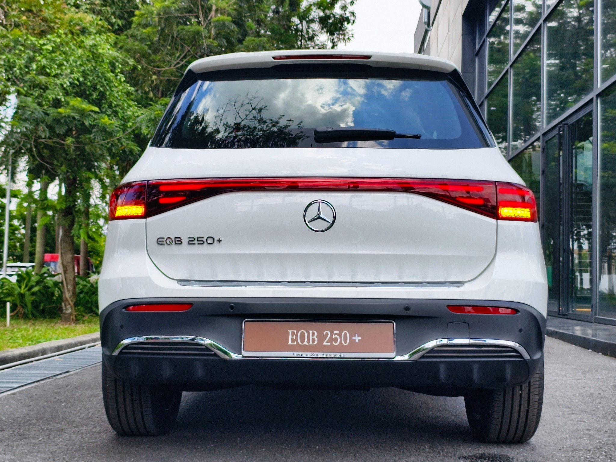 mercedes benz eqb250 3