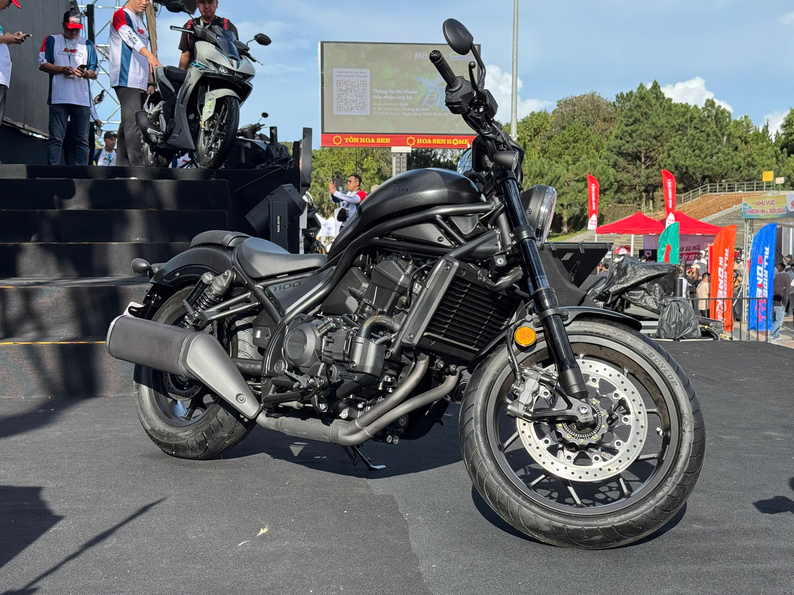 z7008161175605b8a11ac958a1040a3e5b9e904f0af296