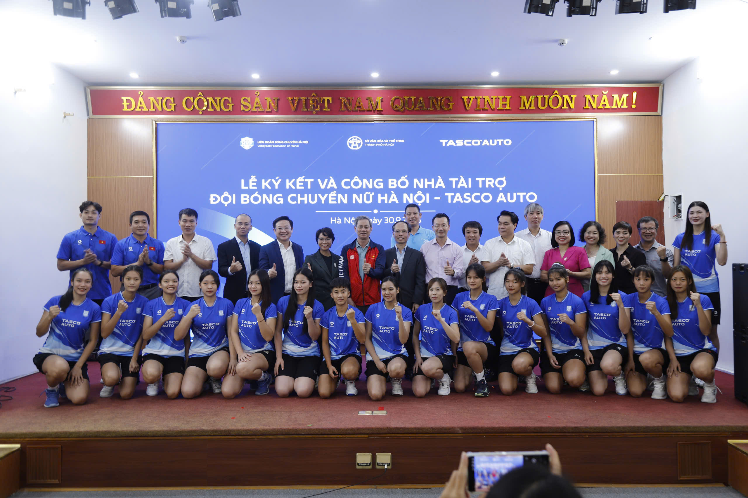 7 dai dien tasco auto chup anh cung cac thanh vien cua clb bong chuyen nu