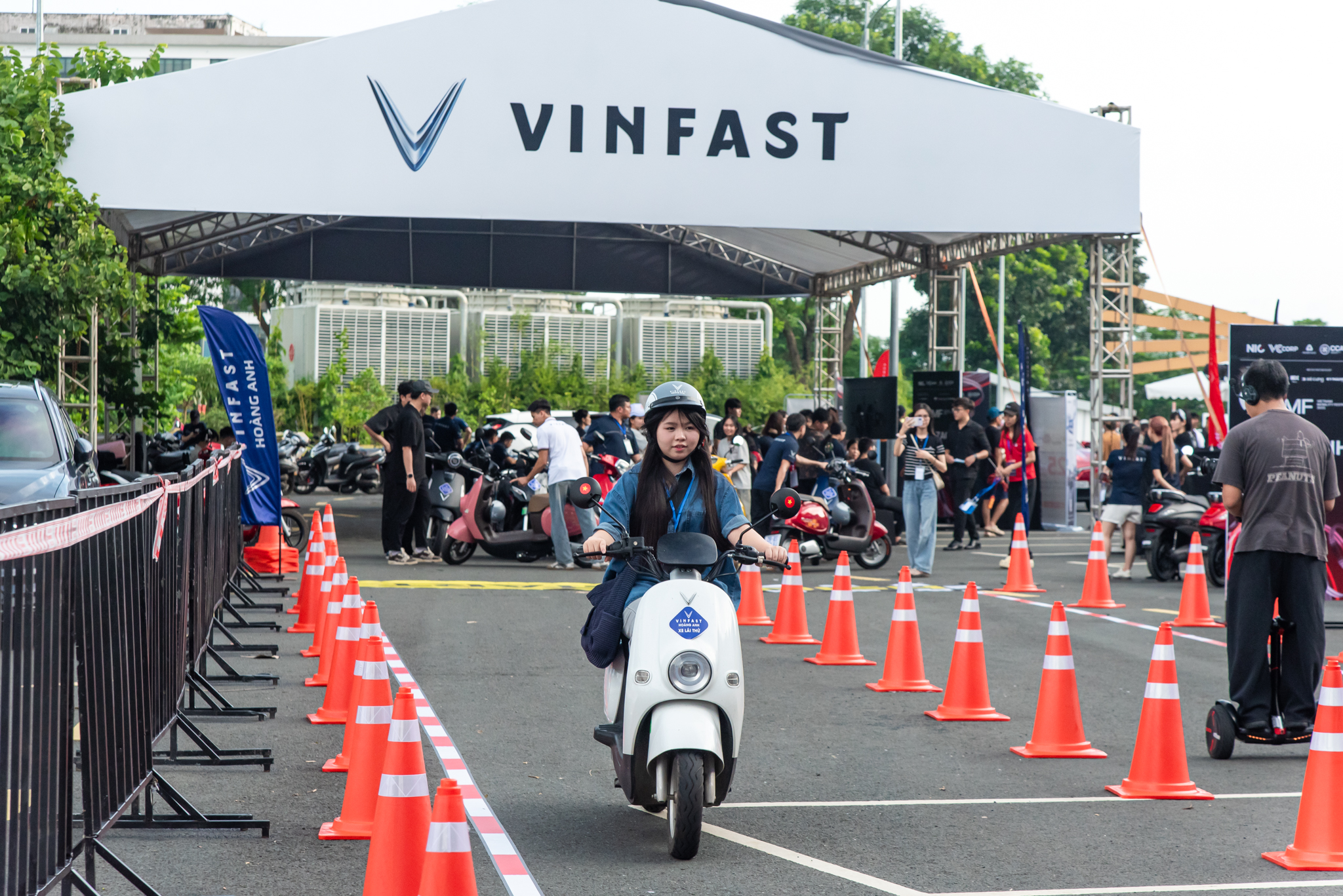 Chùm ảnh và khoảnh khắc mong chờ nhất lúc này tại CCA25: 13 giải, màn carwalk ấn tượng và hơn thế nữa- Ảnh 23. Chùm ảnh và khoảnh khắc mong chờ nhất lúc này tại CCA25: 13 giải, màn carwalk ấn tượng và hơn thế nữa- Ảnh 23.