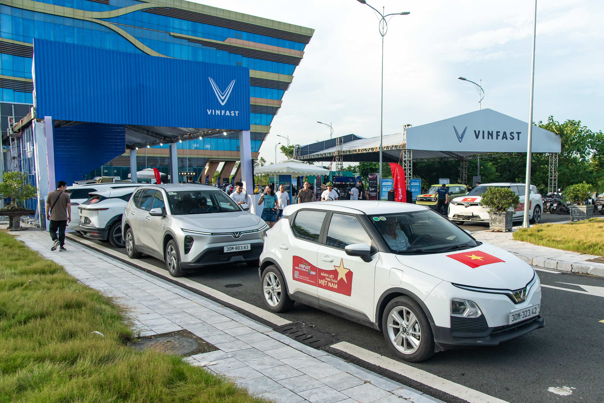 Chùm ảnh và khoảnh khắc mong chờ nhất lúc này tại CCA25: 13 giải, màn carwalk ấn tượng và hơn thế nữa- Ảnh 24. Chùm ảnh và khoảnh khắc mong chờ nhất lúc này tại CCA25: 13 giải, màn carwalk ấn tượng và hơn thế nữa- Ảnh 24.