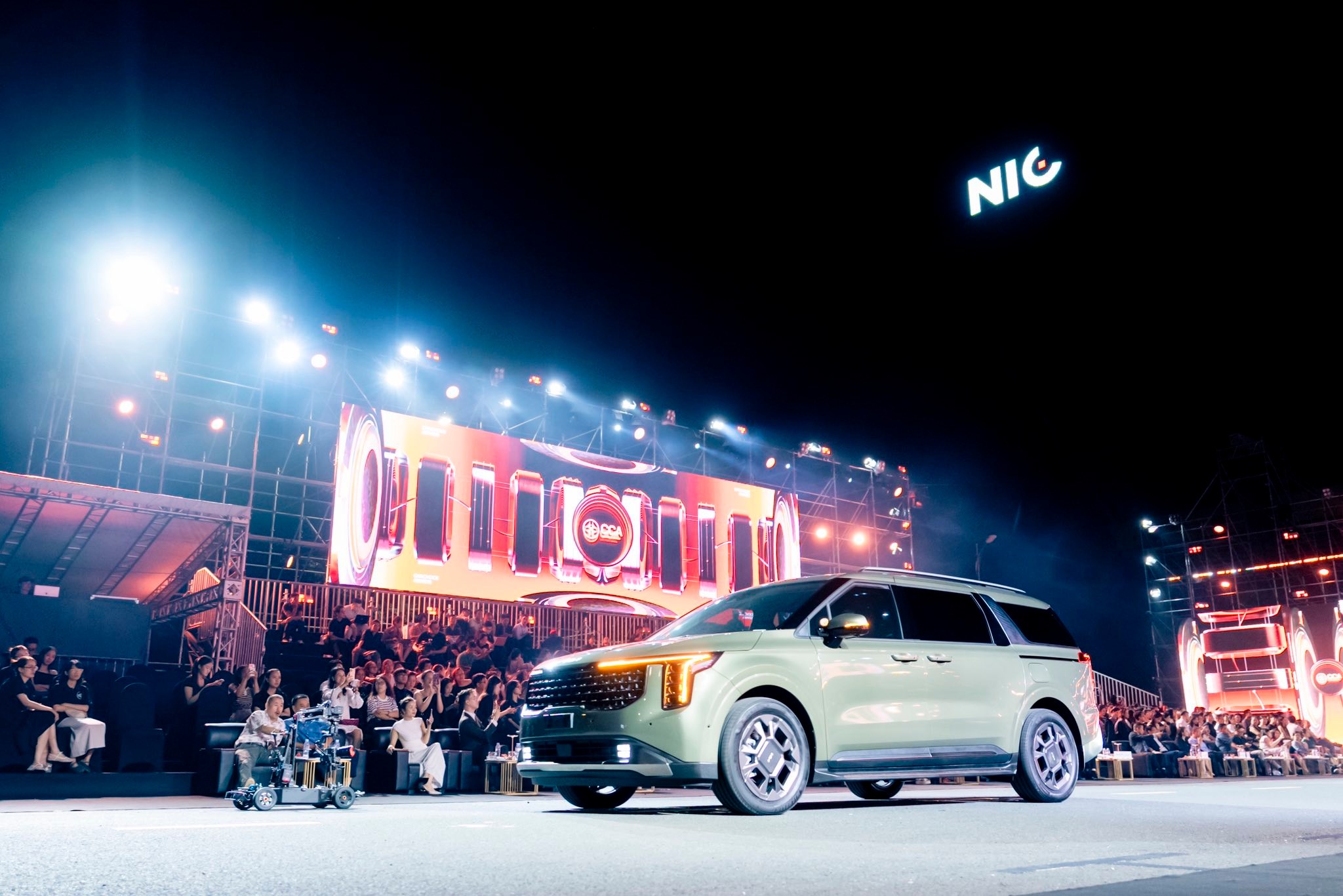 xe gia dinh kia carnival 2