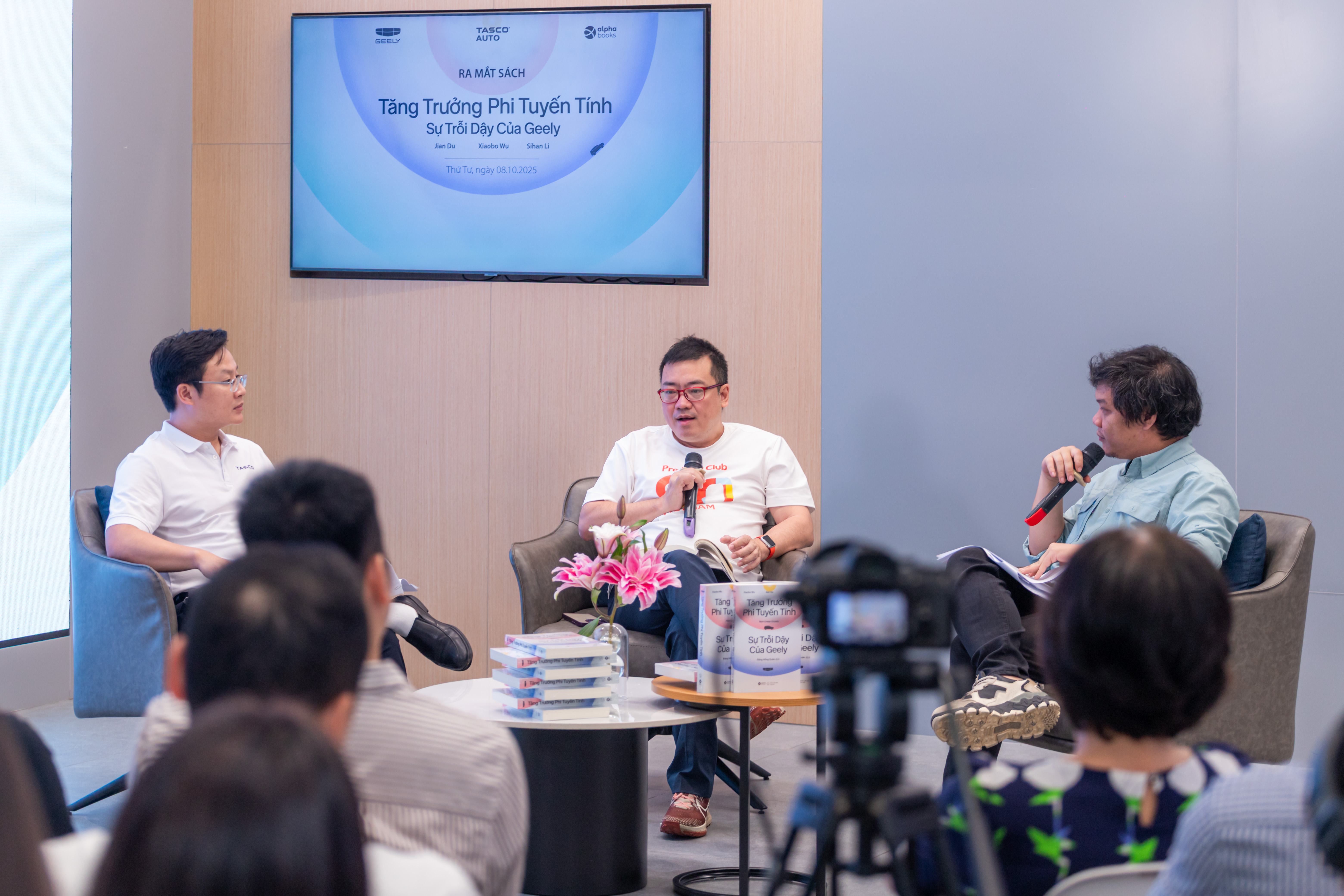 5 cac khach moi trao doi tro chuyen tai su kien ra mat sach tang truong phi tuyen tinh su troi day cua geely jpg