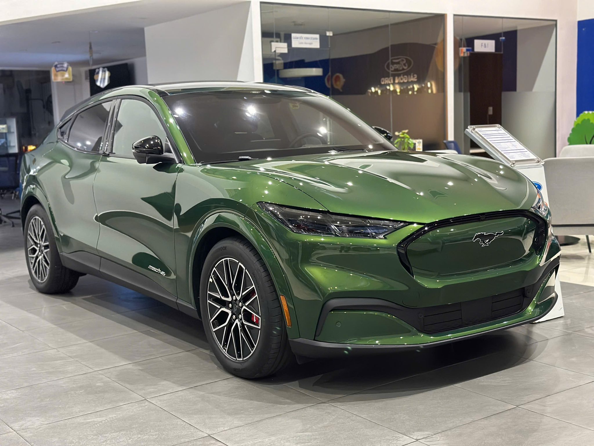 mustang mach e xanh