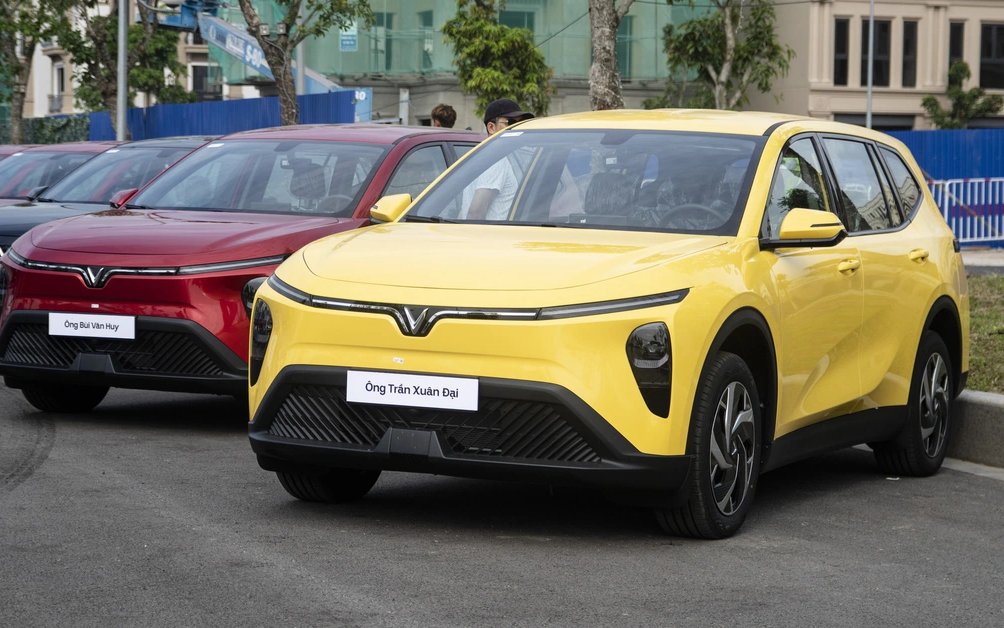 vinfast limo green ban giao 3 17543656625851775932470 211 0 1551 2560 crop 1754366309170550233725