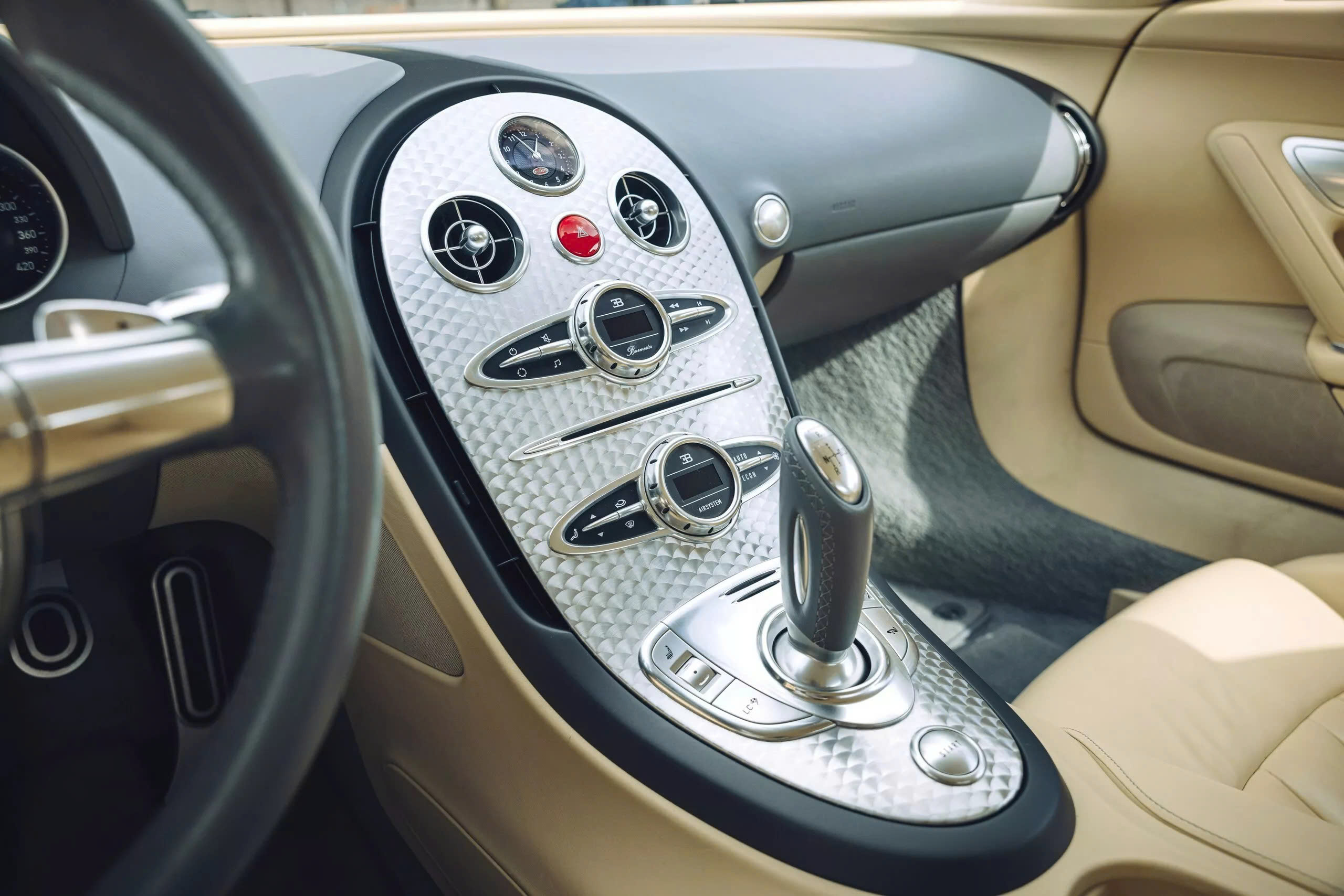 Đỉnh cao như Bugatti Veyron: Xe cũ không màu sơn, đã 18 năm tuổi vẫn có thể bán lại với giá quy đổi 60 tỷ đồng- Ảnh 13. Đỉnh cao như Bugatti Veyron: Xe cũ không màu sơn, đã 18 năm tuổi vẫn có thể bán lại với giá quy đổi 60 tỷ đồng- Ảnh 13.