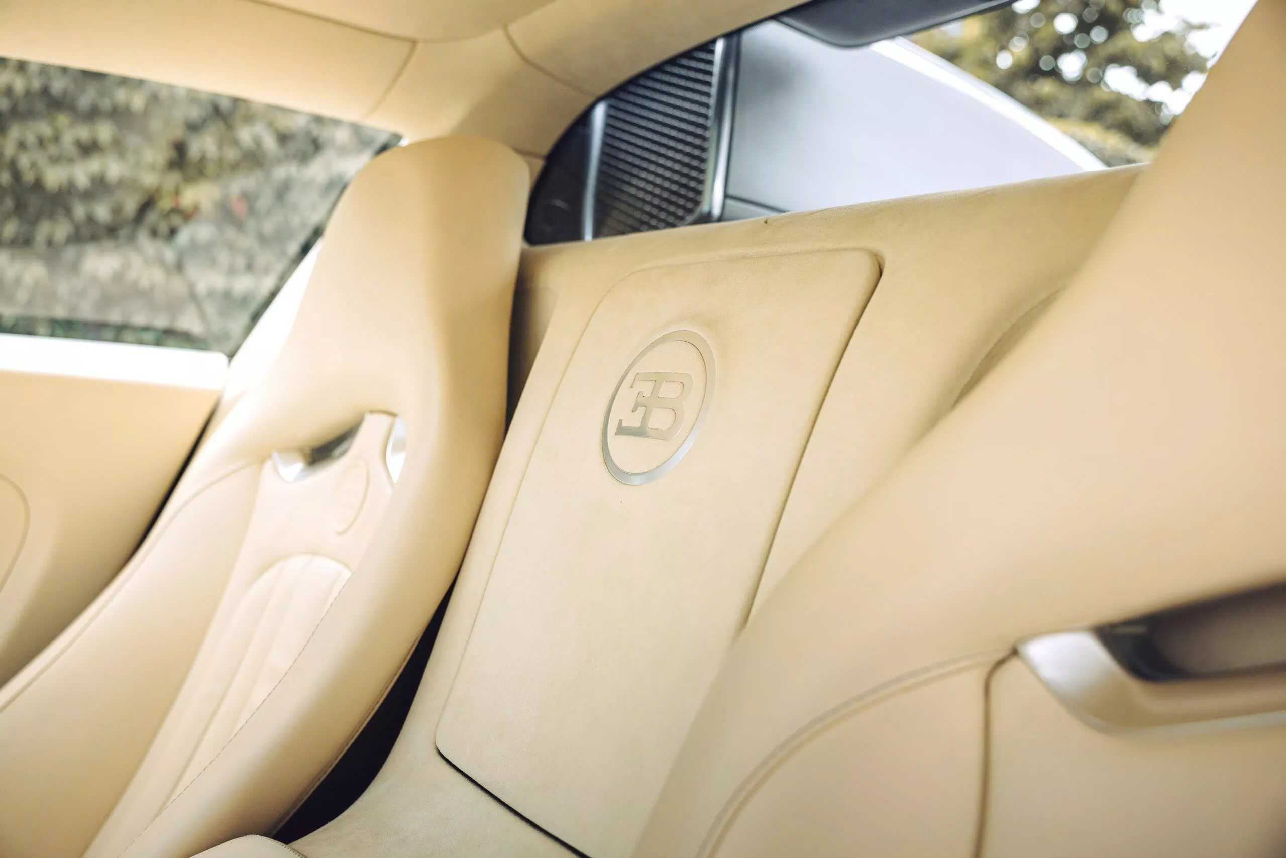 Đỉnh cao như Bugatti Veyron: Xe cũ không màu sơn, đã 18 năm tuổi vẫn có thể bán lại với giá quy đổi 60 tỷ đồng- Ảnh 16. Đỉnh cao như Bugatti Veyron: Xe cũ không màu sơn, đã 18 năm tuổi vẫn có thể bán lại với giá quy đổi 60 tỷ đồng- Ảnh 16.