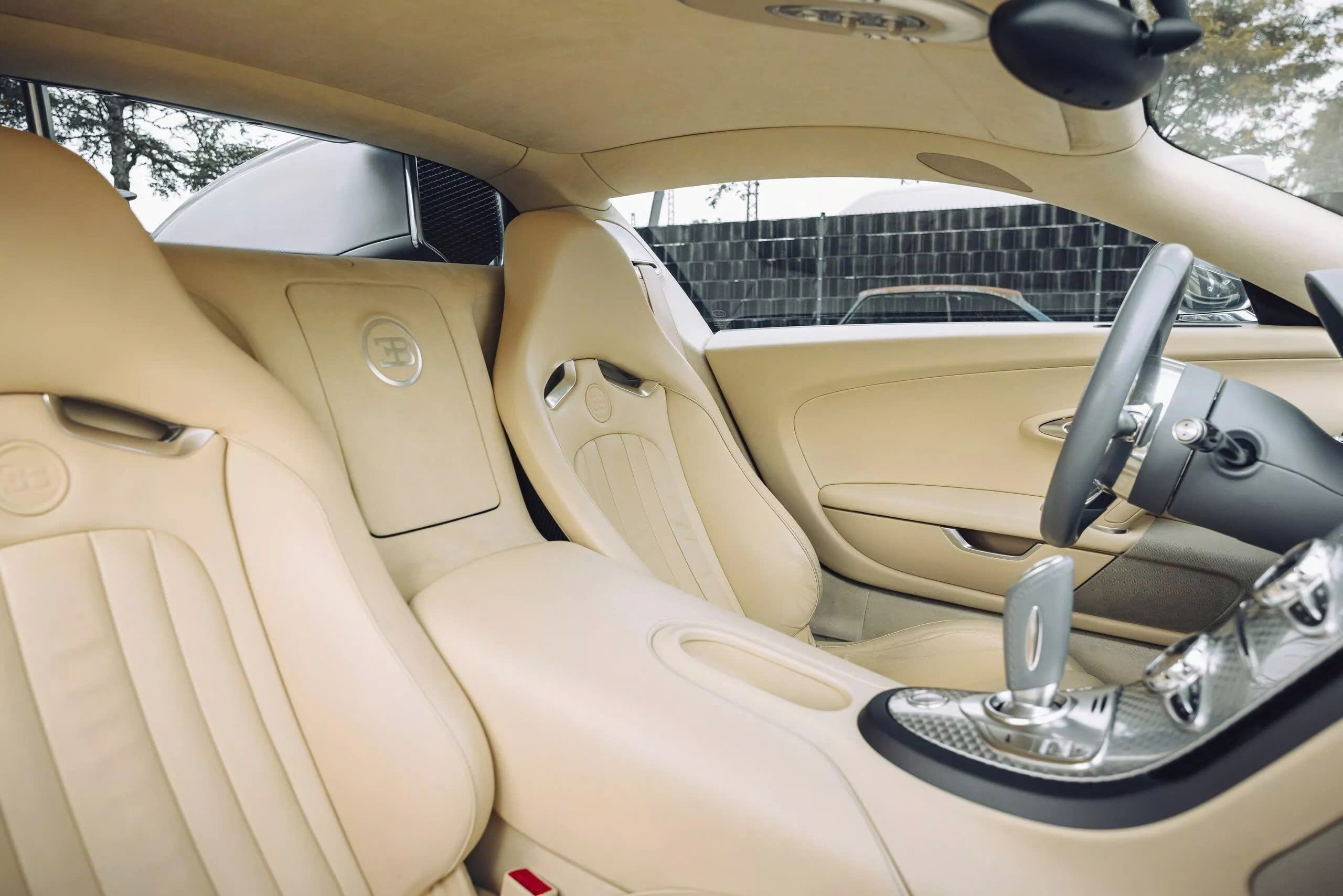 Đỉnh cao như Bugatti Veyron: Xe cũ không màu sơn, đã 18 năm tuổi vẫn có thể bán lại với giá quy đổi 60 tỷ đồng- Ảnh 15. Đỉnh cao như Bugatti Veyron: Xe cũ không màu sơn, đã 18 năm tuổi vẫn có thể bán lại với giá quy đổi 60 tỷ đồng- Ảnh 15.