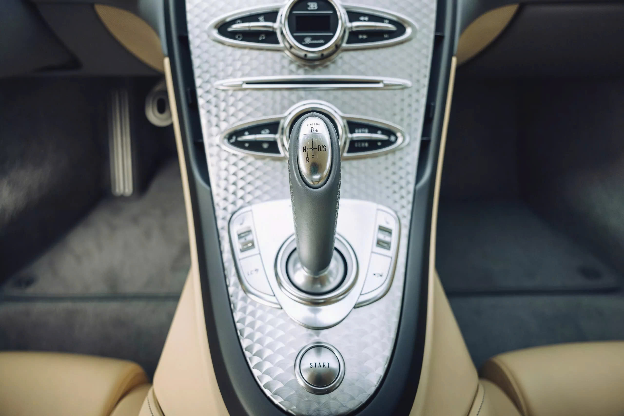 Đỉnh cao như Bugatti Veyron: Xe cũ không màu sơn, đã 18 năm tuổi vẫn có thể bán lại với giá quy đổi 60 tỷ đồng- Ảnh 14. Đỉnh cao như Bugatti Veyron: Xe cũ không màu sơn, đã 18 năm tuổi vẫn có thể bán lại với giá quy đổi 60 tỷ đồng- Ảnh 14.