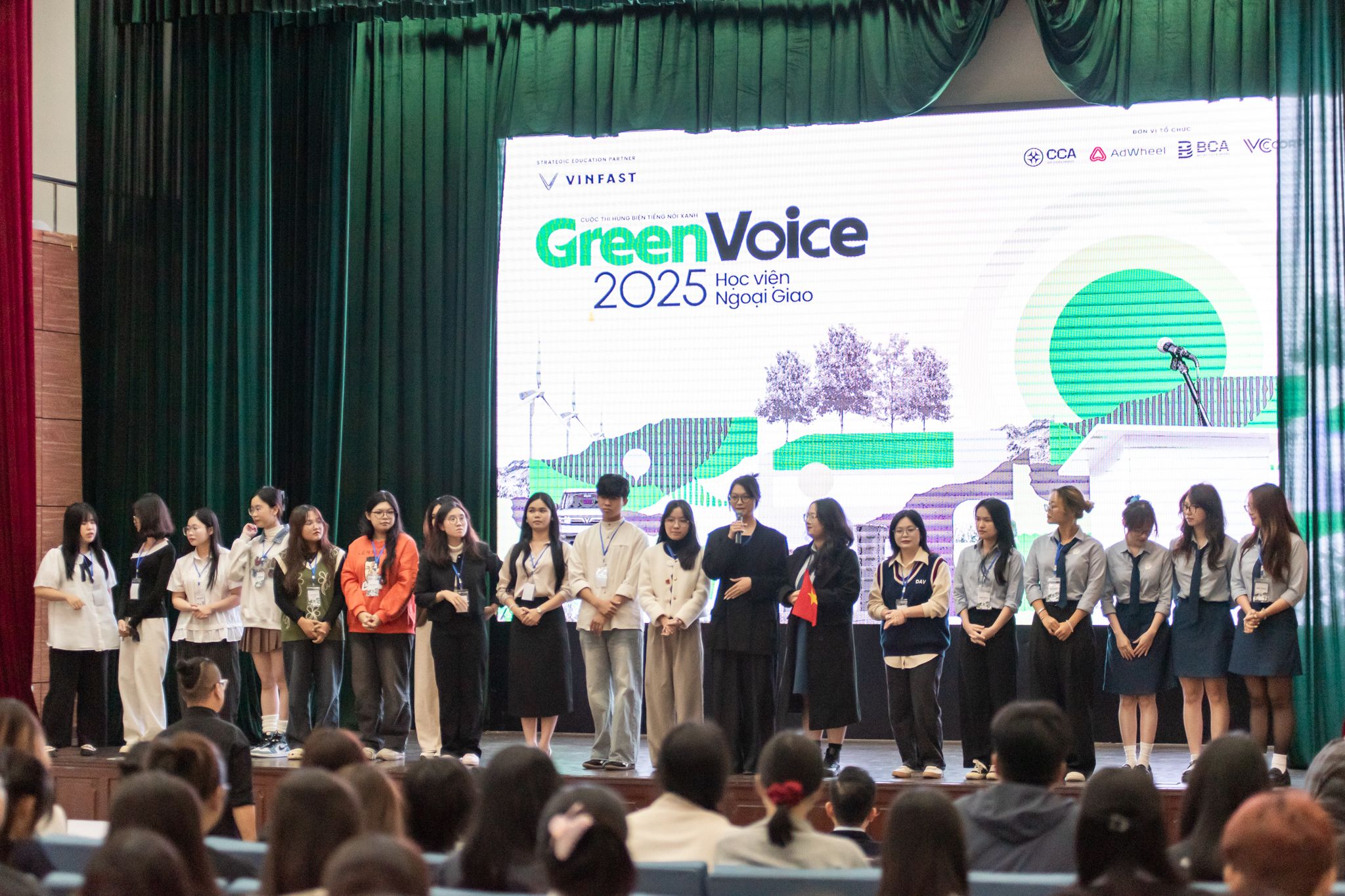 Chấm thi hùng biện Green Voices, giám khảo chia sẻ: Gen Z truyền tải sống xanh bằng ngôn ngữ 'bắt trend dễ viral'- Ảnh 1. Chấm thi hùng biện Green Voices, giám khảo chia sẻ: Gen Z truyền tải sống xanh bằng ngôn ngữ 'bắt trend dễ viral'- Ảnh 1.