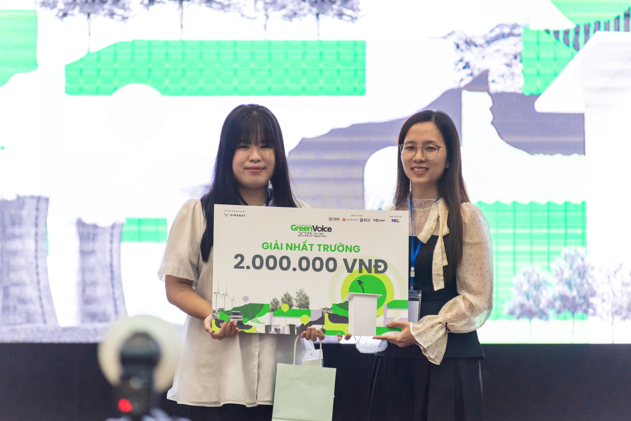 Nữ sinh Học viện Ngoại giao chiến thắng chặng mở màn Green Voices 2025 với thông điệp ‘xe điện không chỉ là phương tiện, mà là tấm VISA Xanh’- Ảnh 3. Nữ sinh Học viện Ngoại giao chiến thắng chặng mở màn Green Voices 2025 với thông điệp ‘xe điện không chỉ là phương tiện, mà là tấm VISA Xanh’- Ảnh 3.