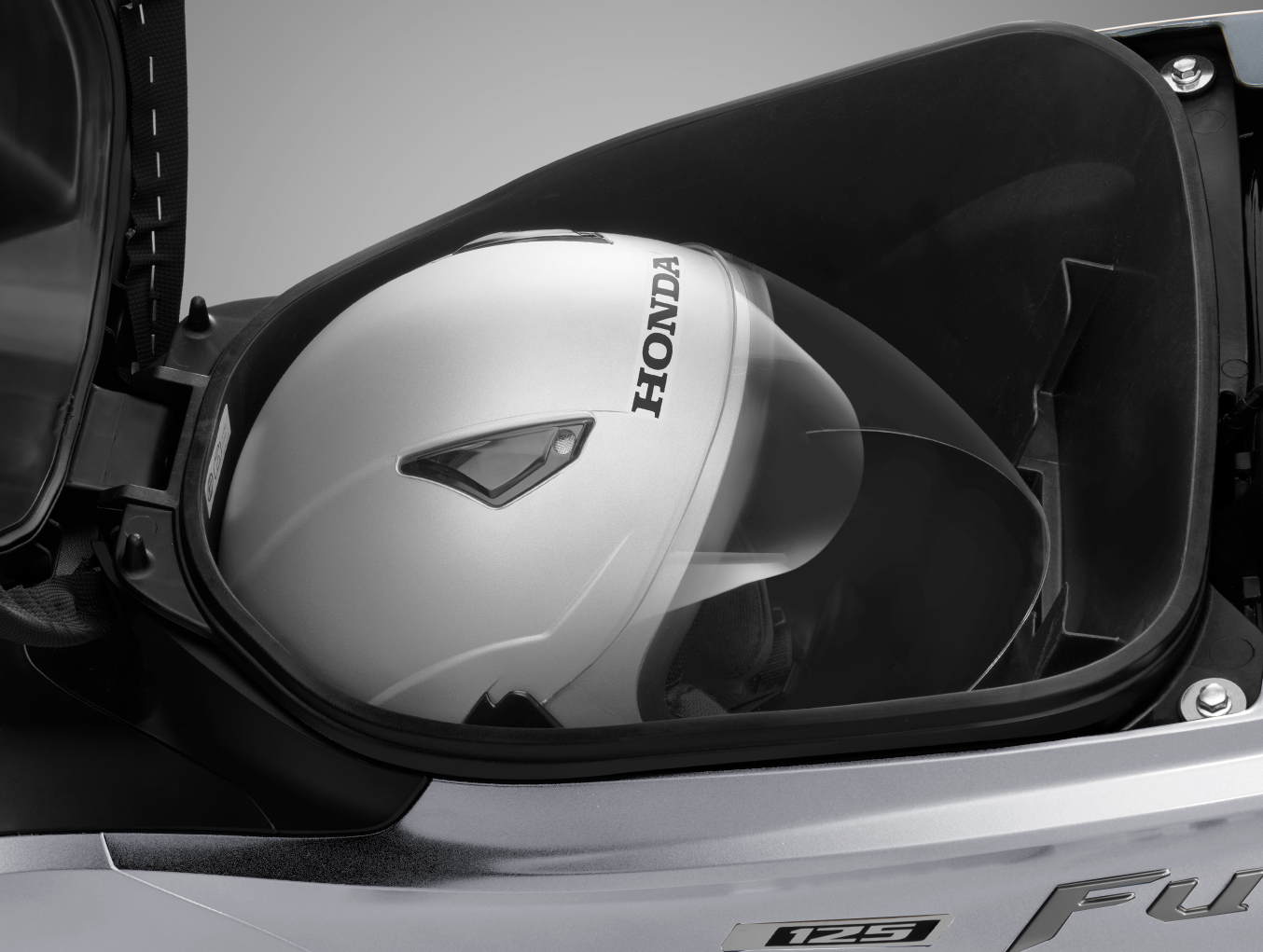 honda future 125 fi 2026 hoc dung do duoi yen 650x490 07