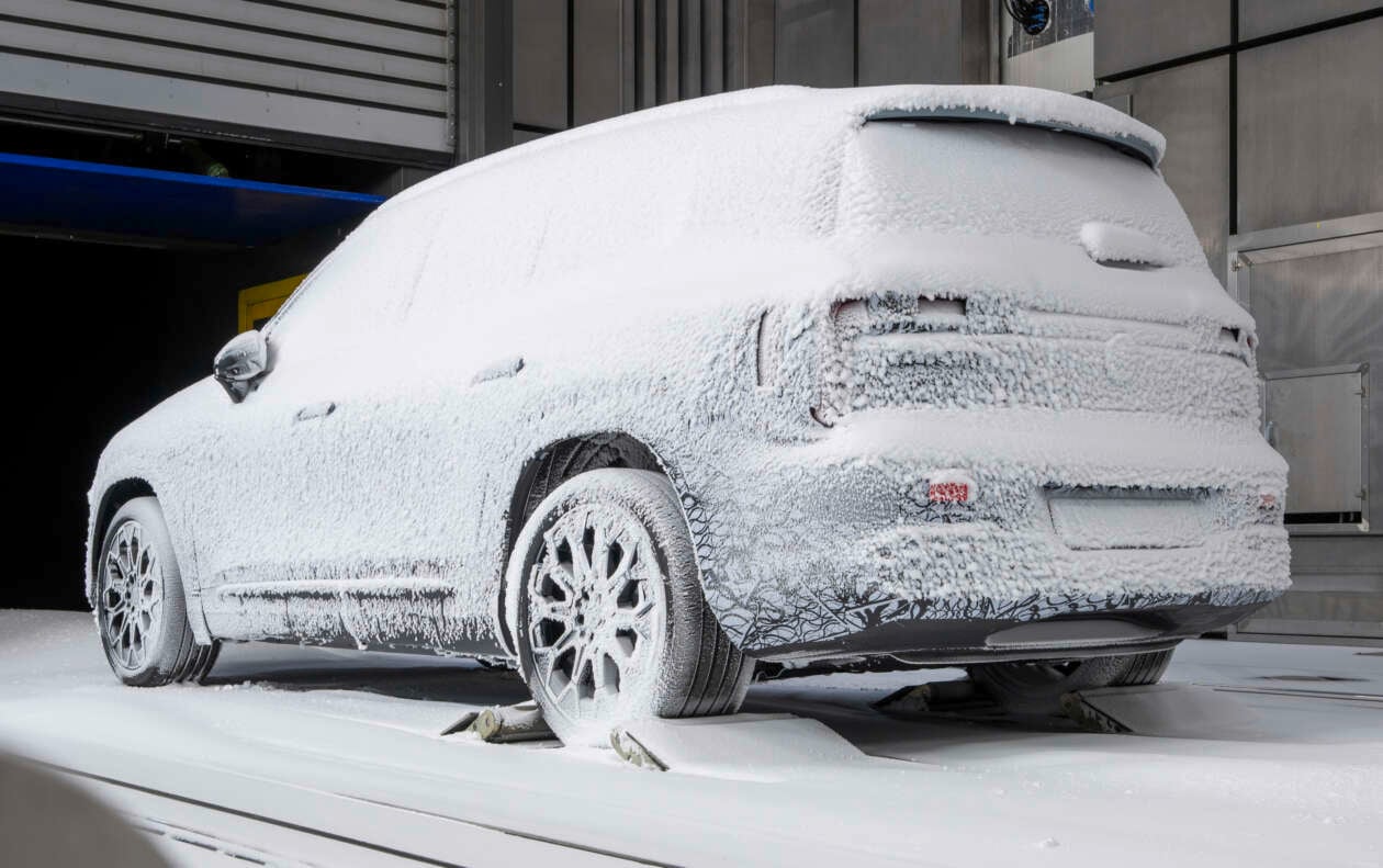 2026 mercedes benz glb teaser 1 e1763030469658 1260x791