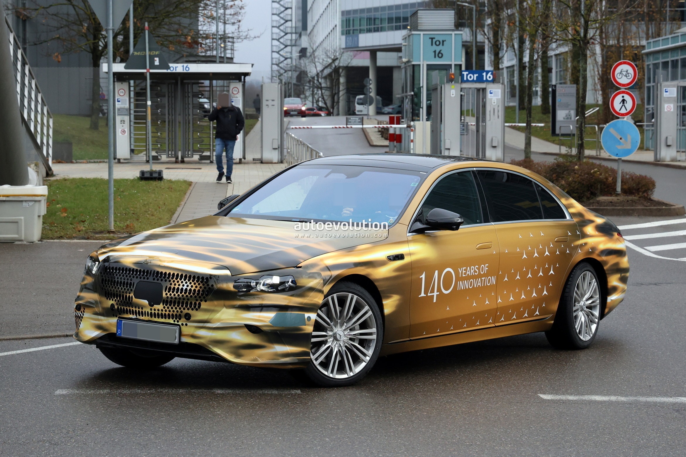 mercedes 2027 facelifted s class wants to be seen 2617961