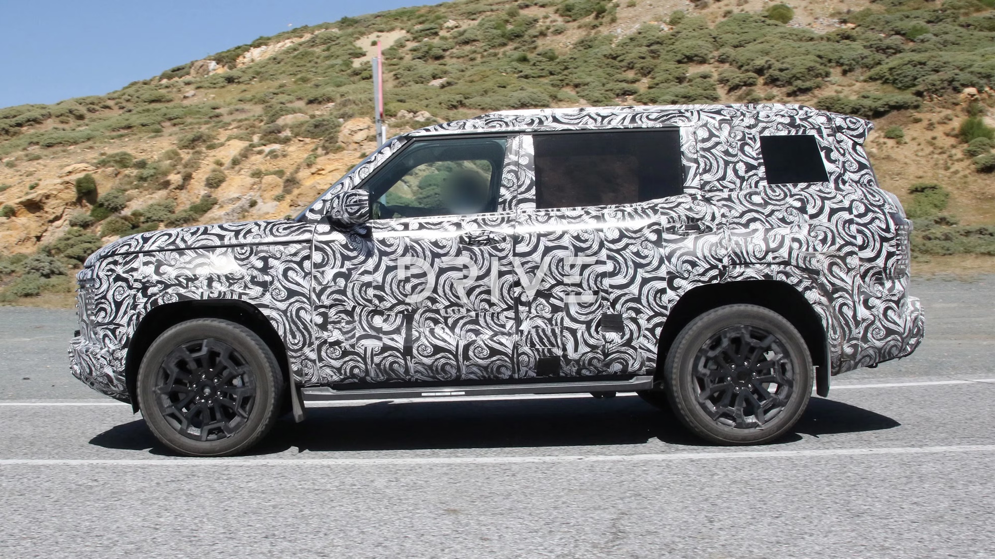 mitsubishi pajero chay thu 1