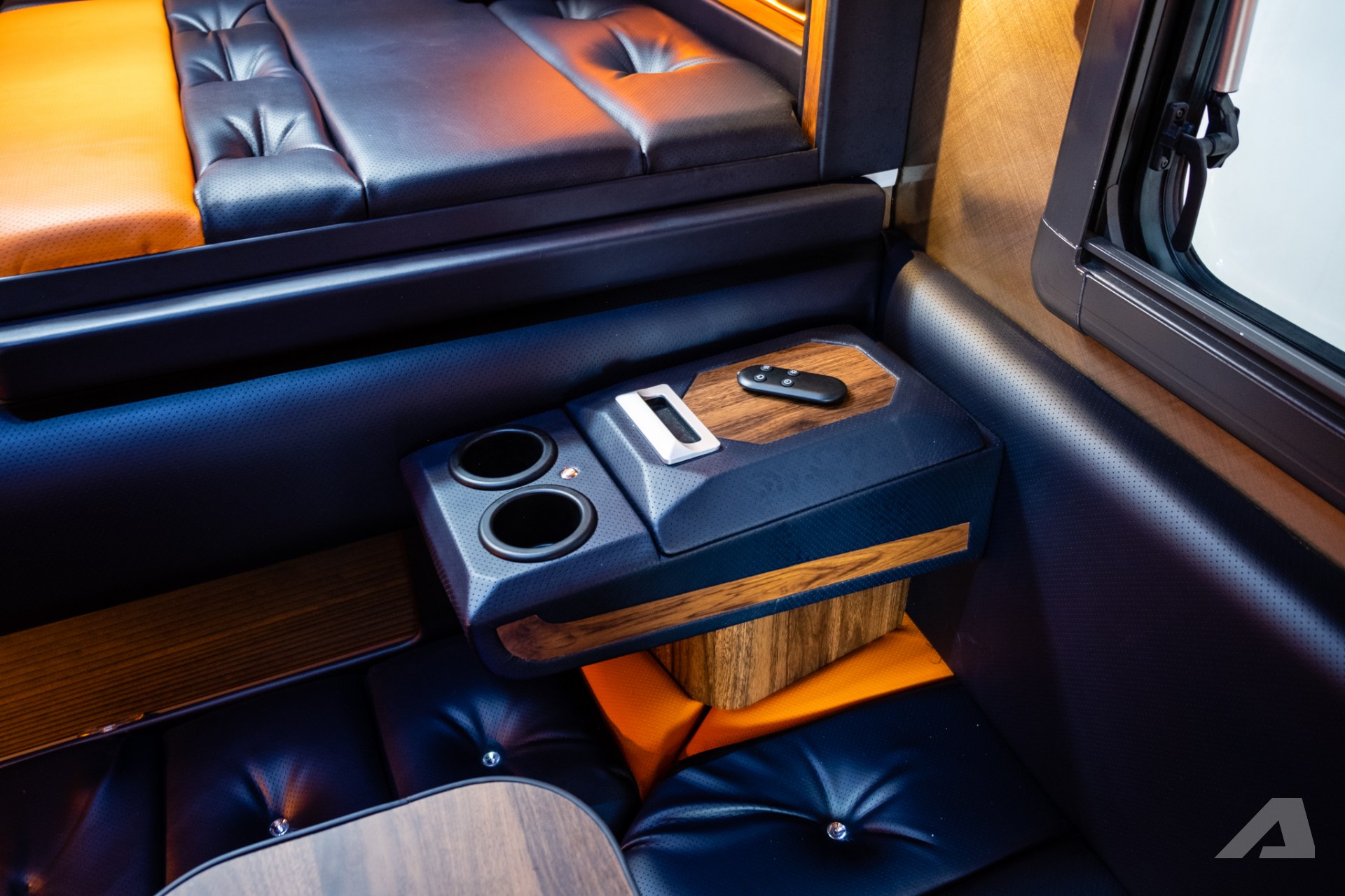 batchbe ti tay co dinh ben trong co 2 ngan de ruou