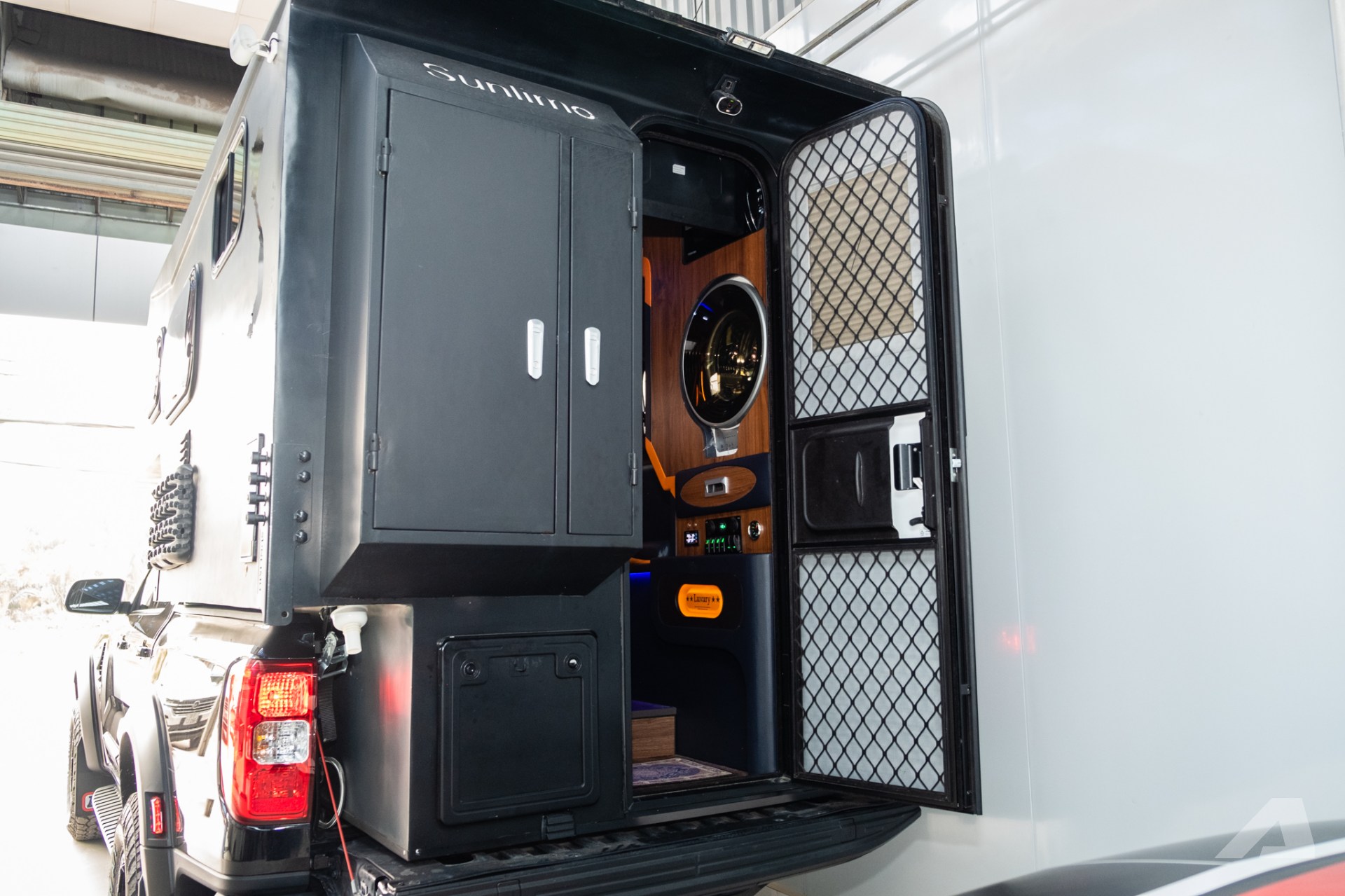 batchcua ra vao co 2 lop 1 lop chinh va 1 lop chong muoi de cho thoang