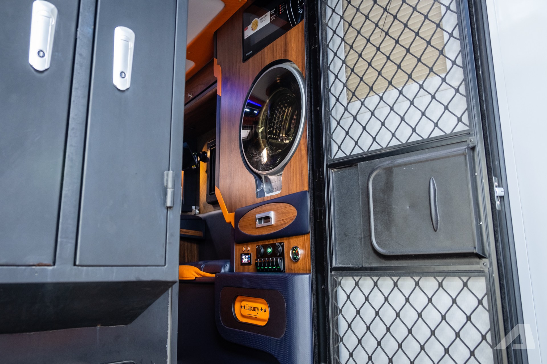 batchngay cua ra vao co may giat va lo vi song