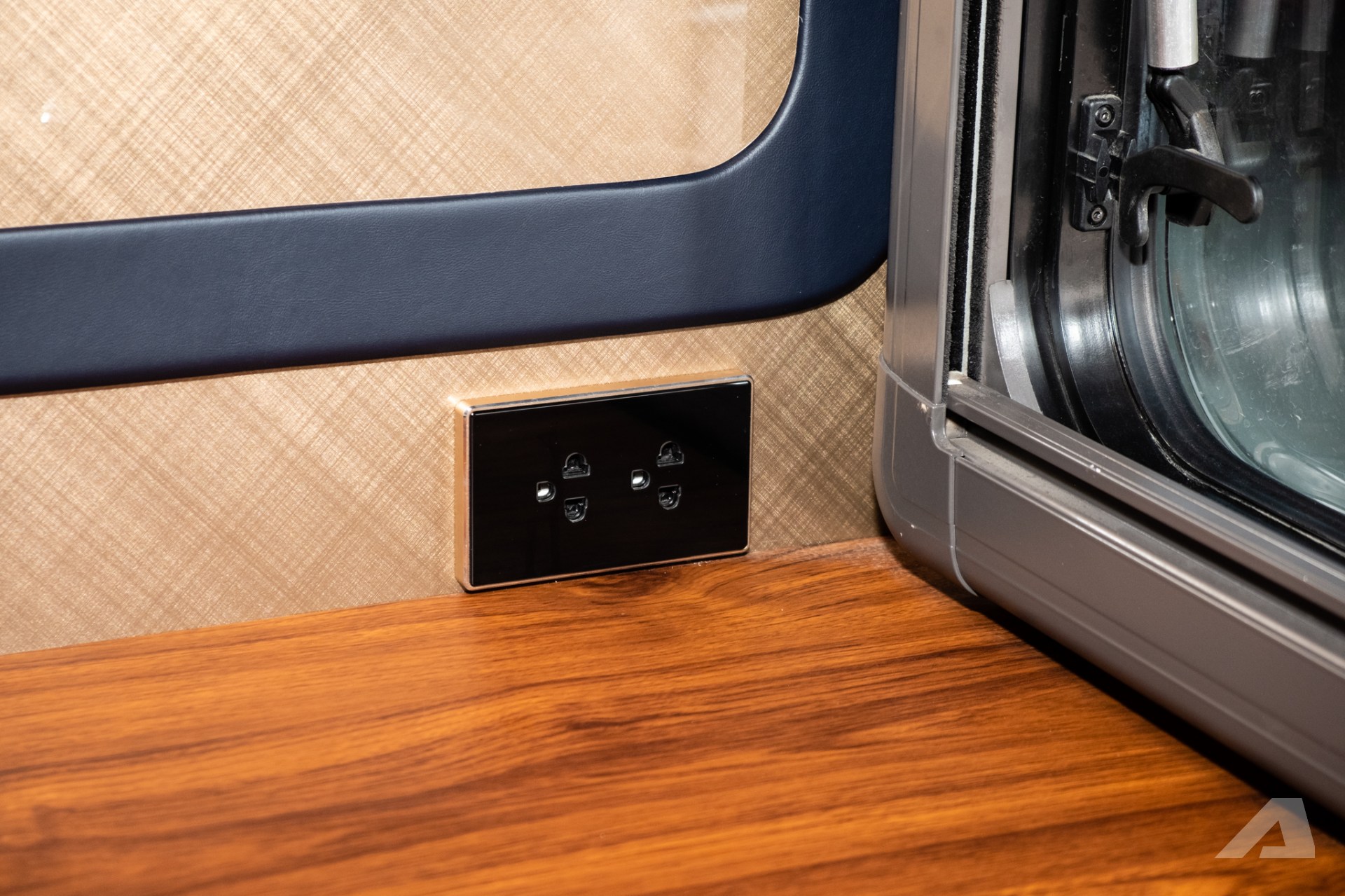 batcho cam 220v su dung nguon dien rieng cua camper truck