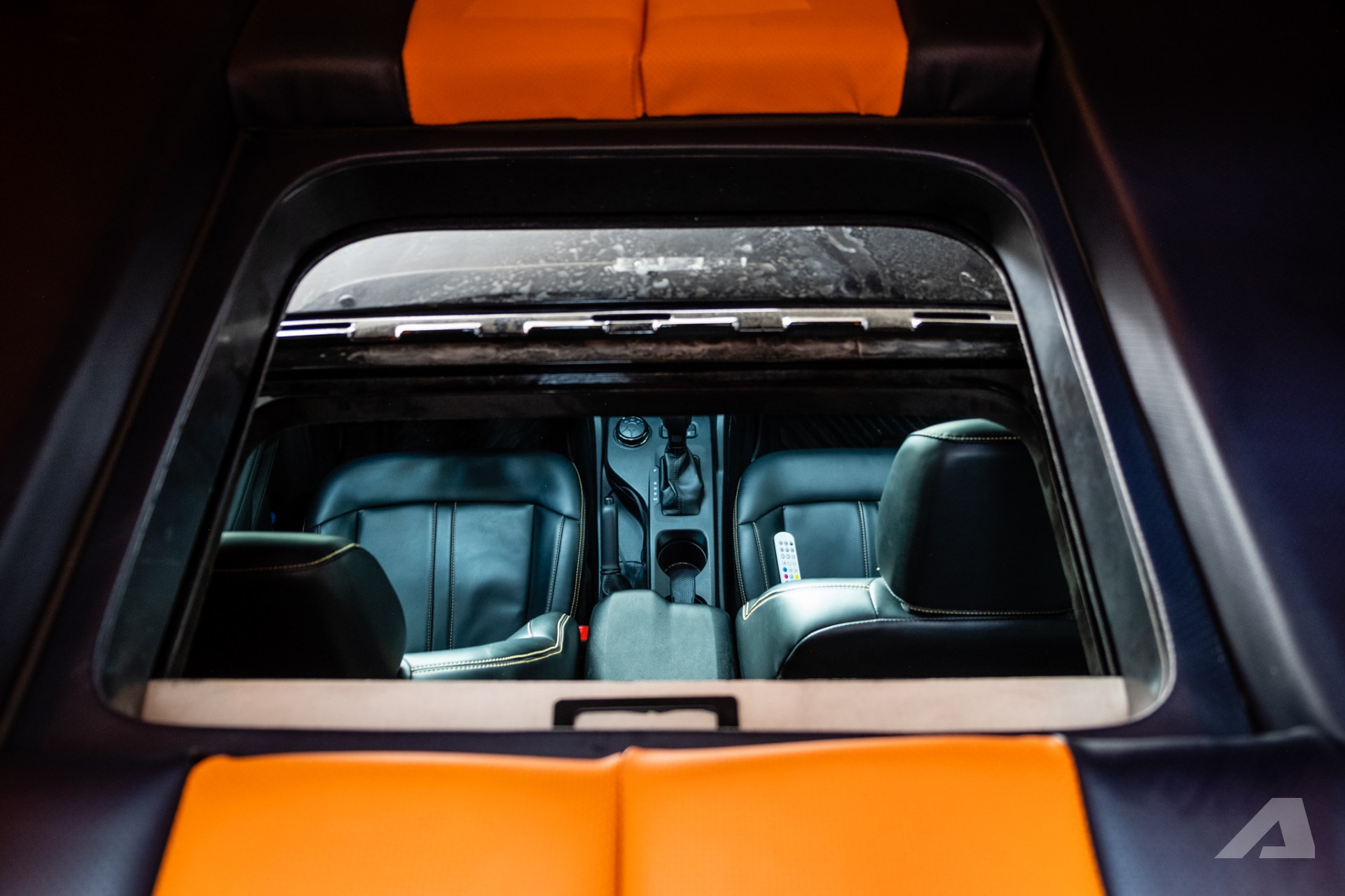 batchxe duoc do cua so troi de thong voi camper truck