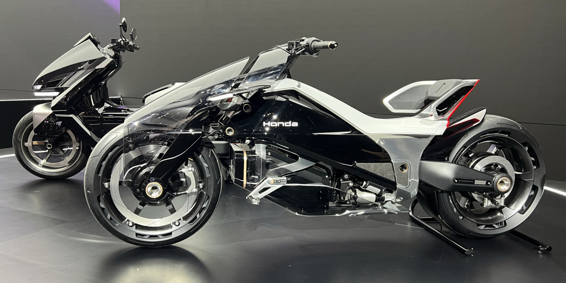 electric motorcycle ev outlier concept bucket style seat honda japan mobility show 2025 designboom ban