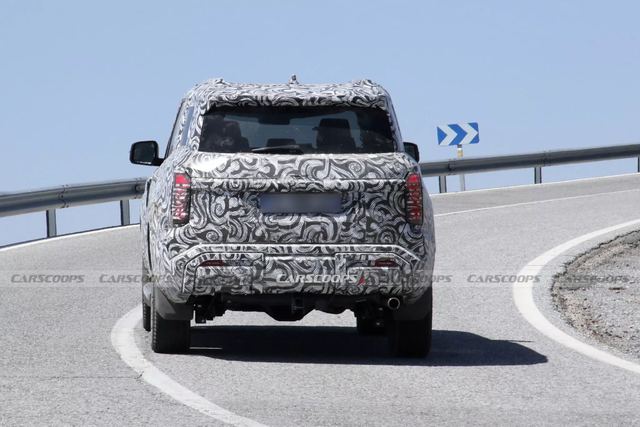 mitsubishi pajero chay thu 3