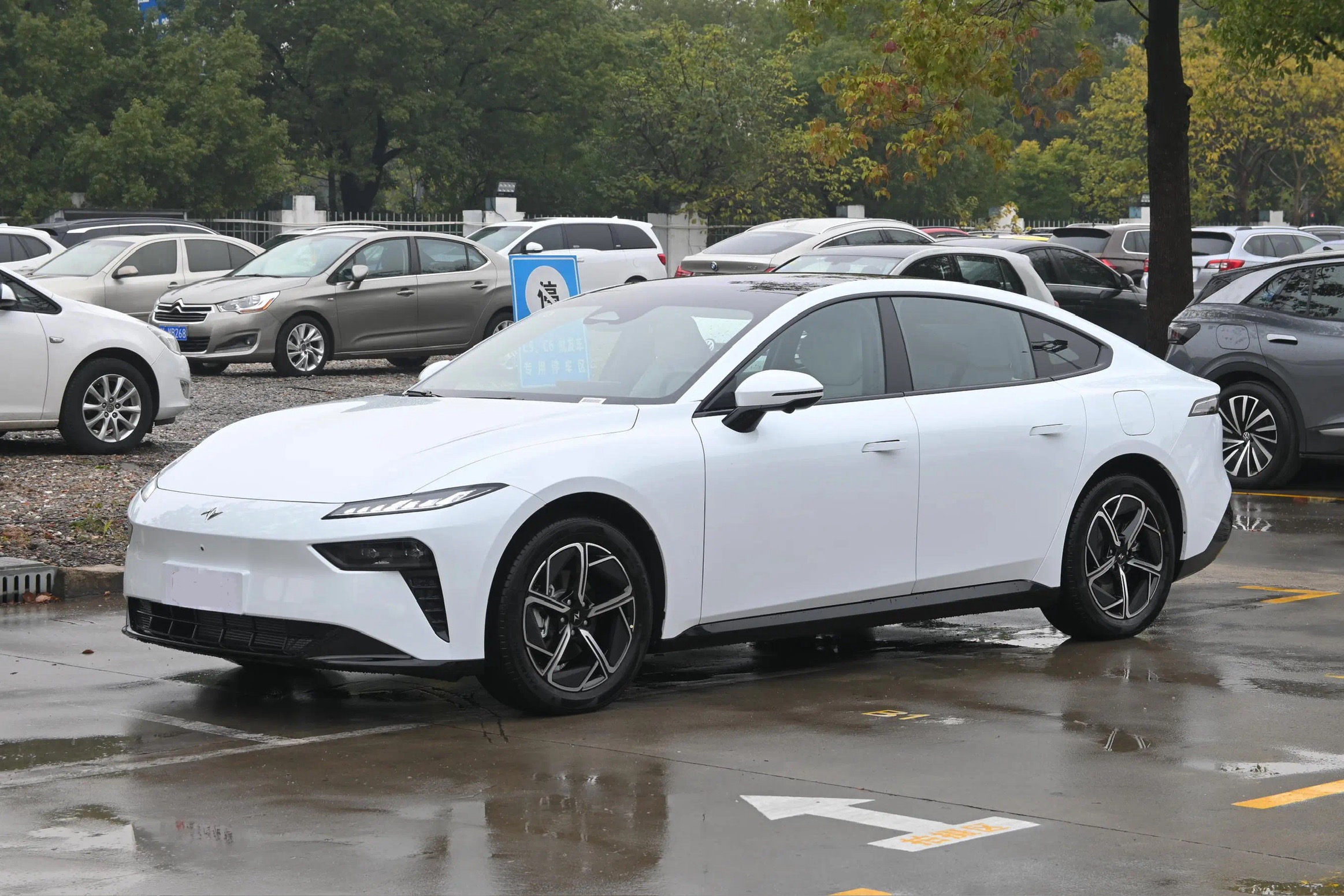 dongfenge007rangeextendedelectricsedan01