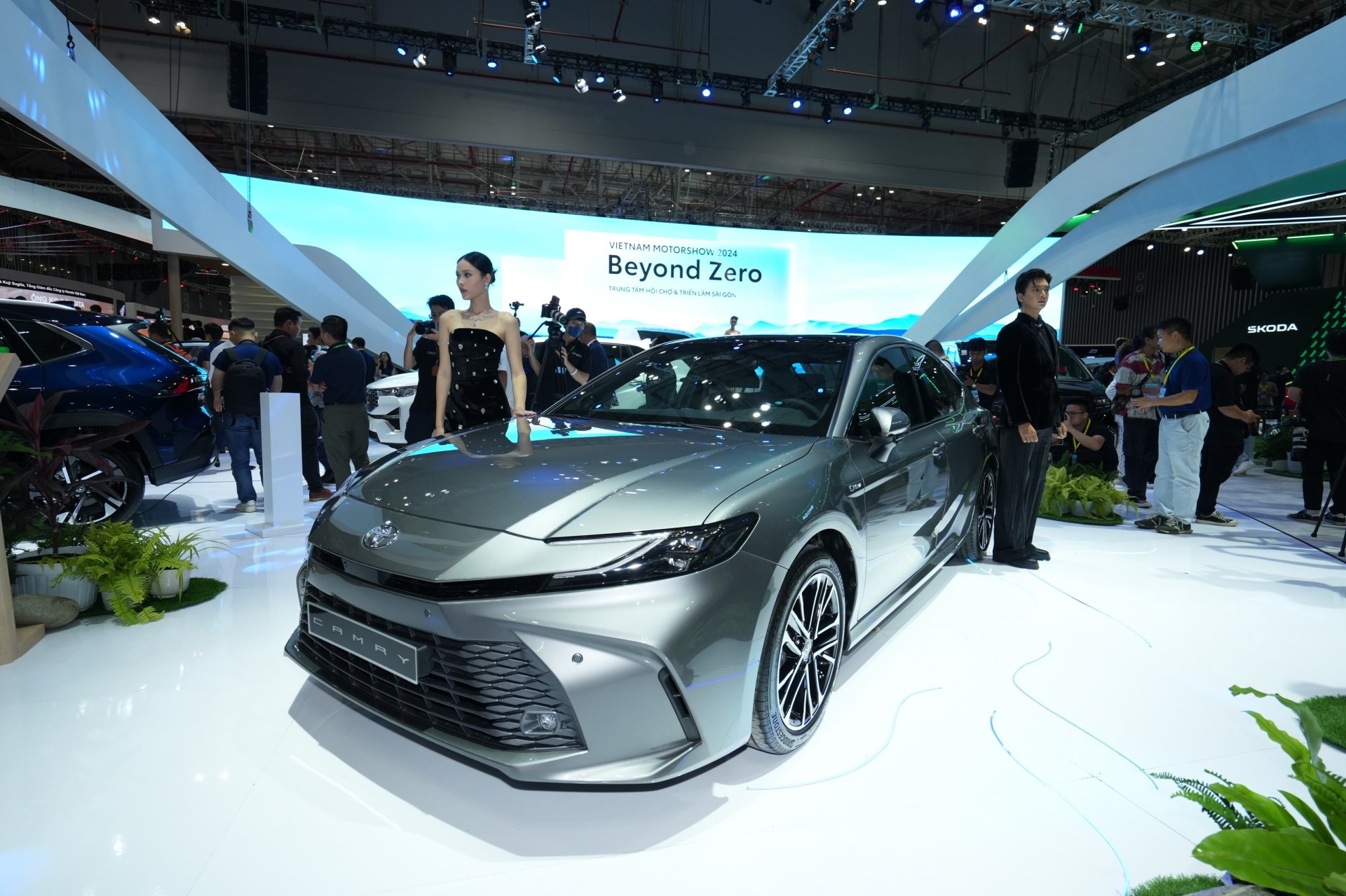 toyota camry hybrid vietnam motor show 2024 1