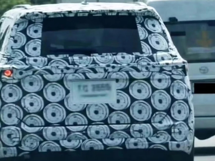 toyota fortuner chay thu 3