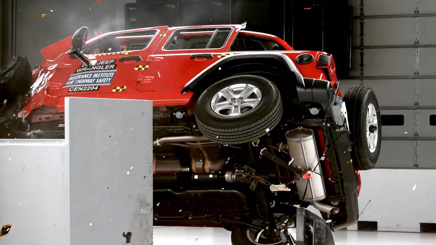 2022 jeep wrangler 4 door driver side small overlap iihs crash test 0 16 screenshot copy