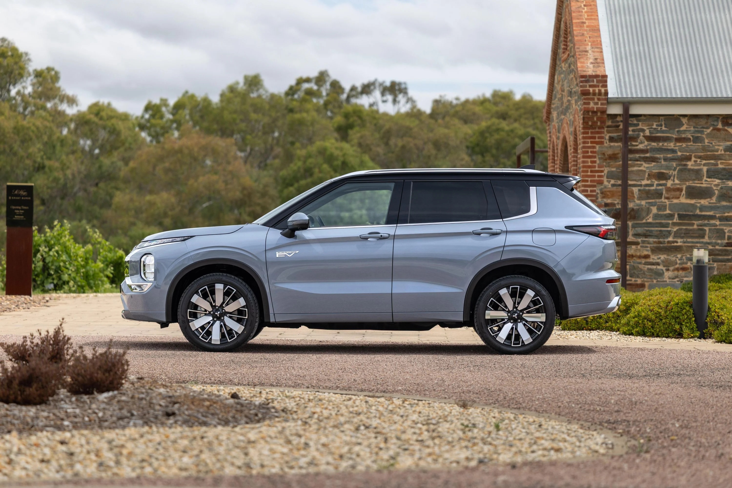 mitsubishi outlander phev 2026 13