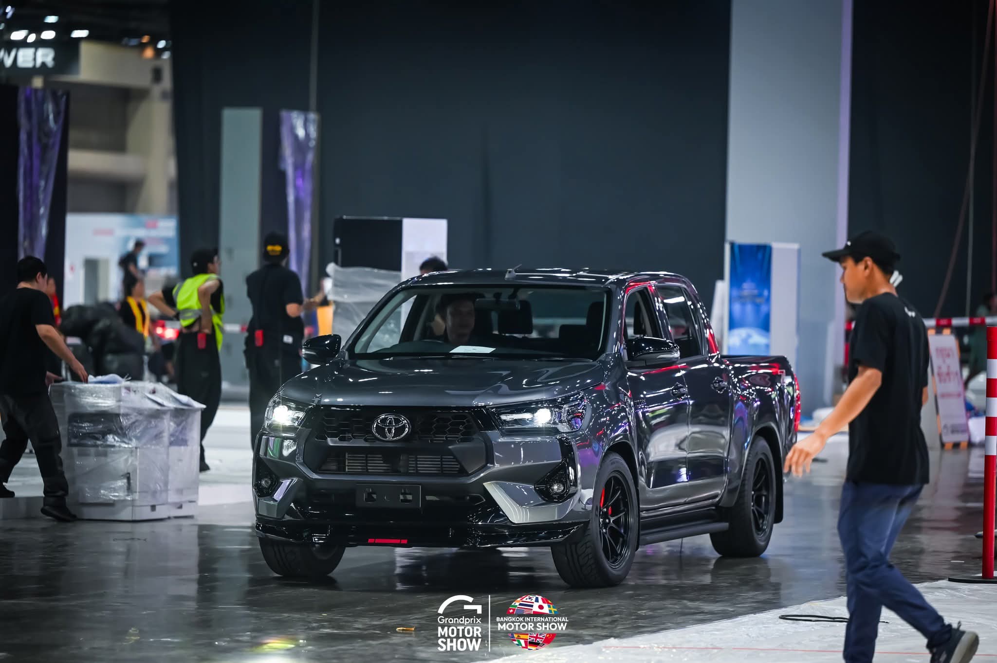 gian hang toyota hilux gr