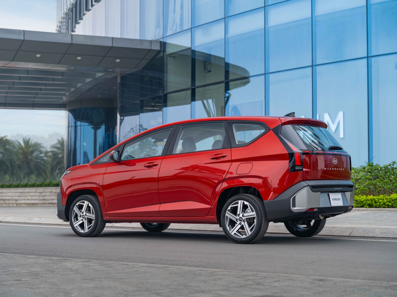 hyundai new stargazer 12 large