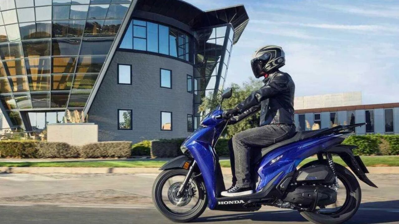 honda sh y 150i blue vetro 4