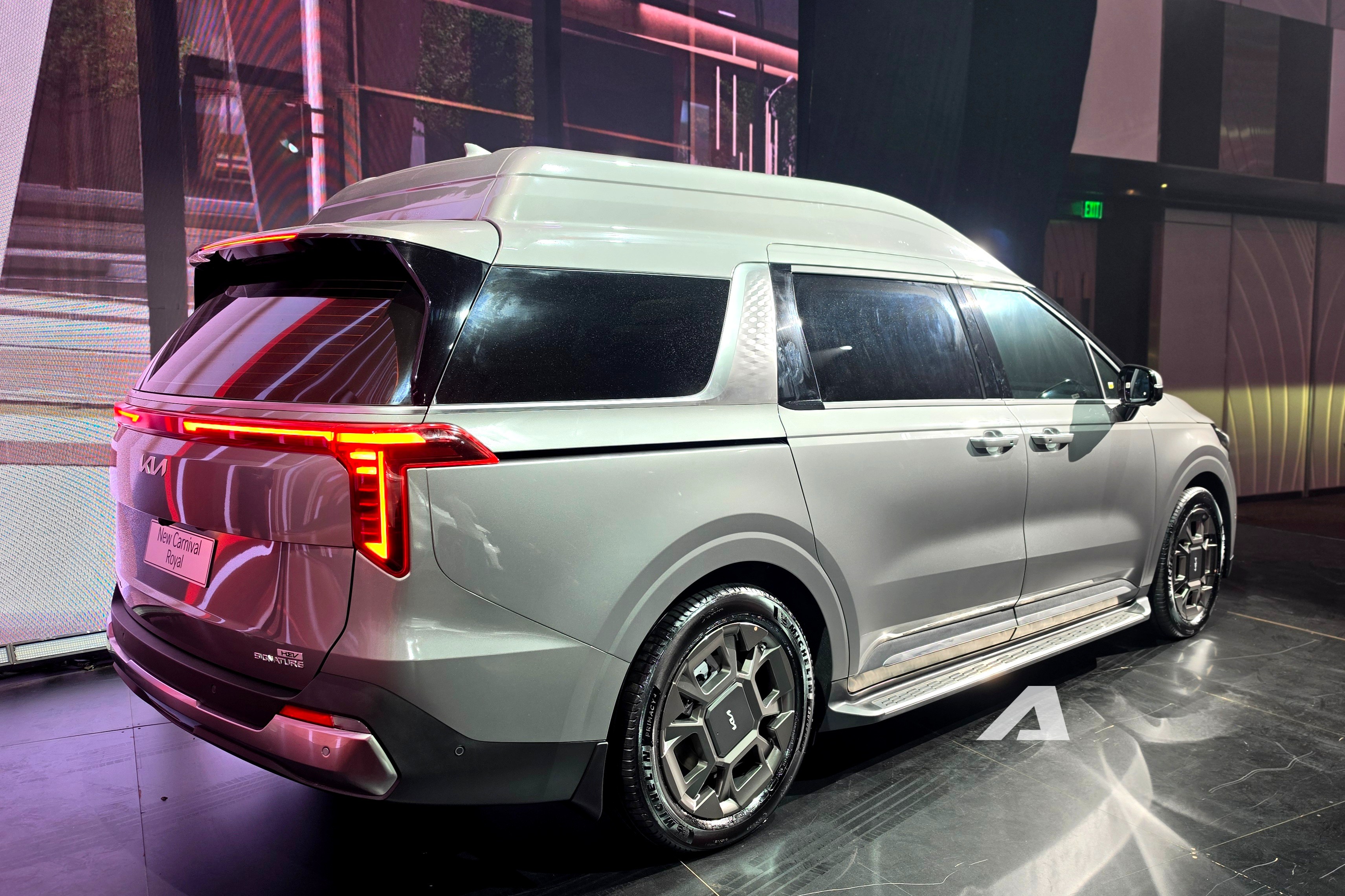 kia carnival royal 10